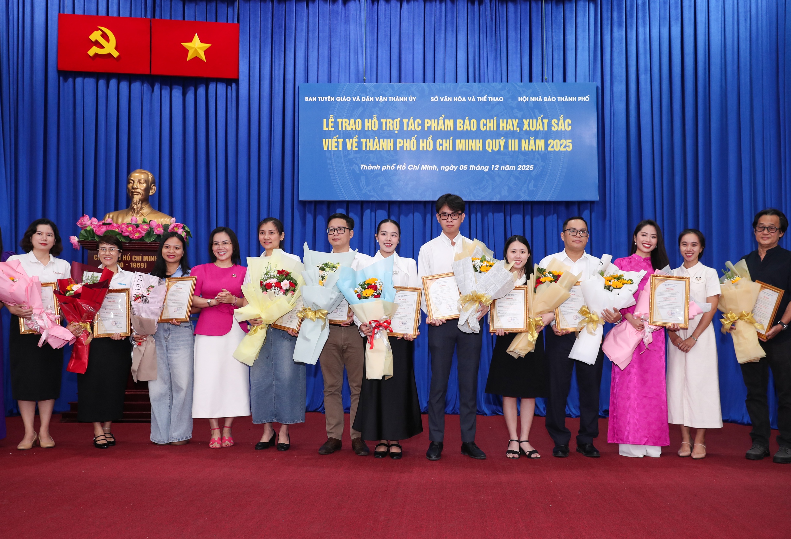 Khen thưởng c&aacute;c t&aacute;c phẩm b&aacute;o ch&iacute; xuất sắc viết về TPHCM trong qu&yacute; III/2025 - Ảnh 4.