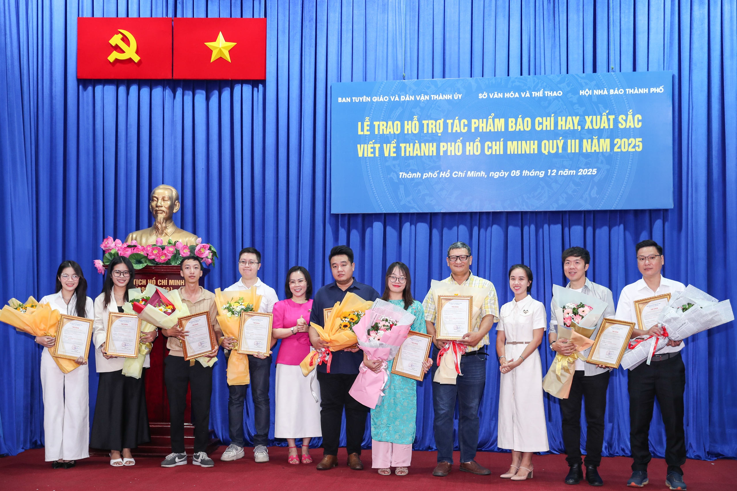 Khen thưởng c&aacute;c t&aacute;c phẩm b&aacute;o ch&iacute; xuất sắc viết về TPHCM trong qu&yacute; III/2025 - Ảnh 5.
