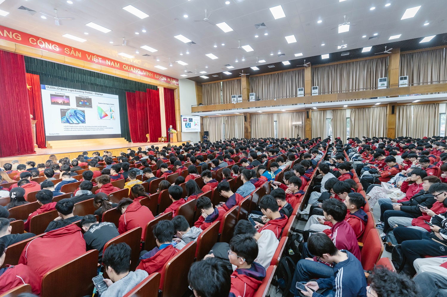 Khi khoa học chạm tới tr&aacute;i tim người trẻ: Dấu ấn VinFuture 2025 tại giảng đường Việt Nam - Ảnh 1.