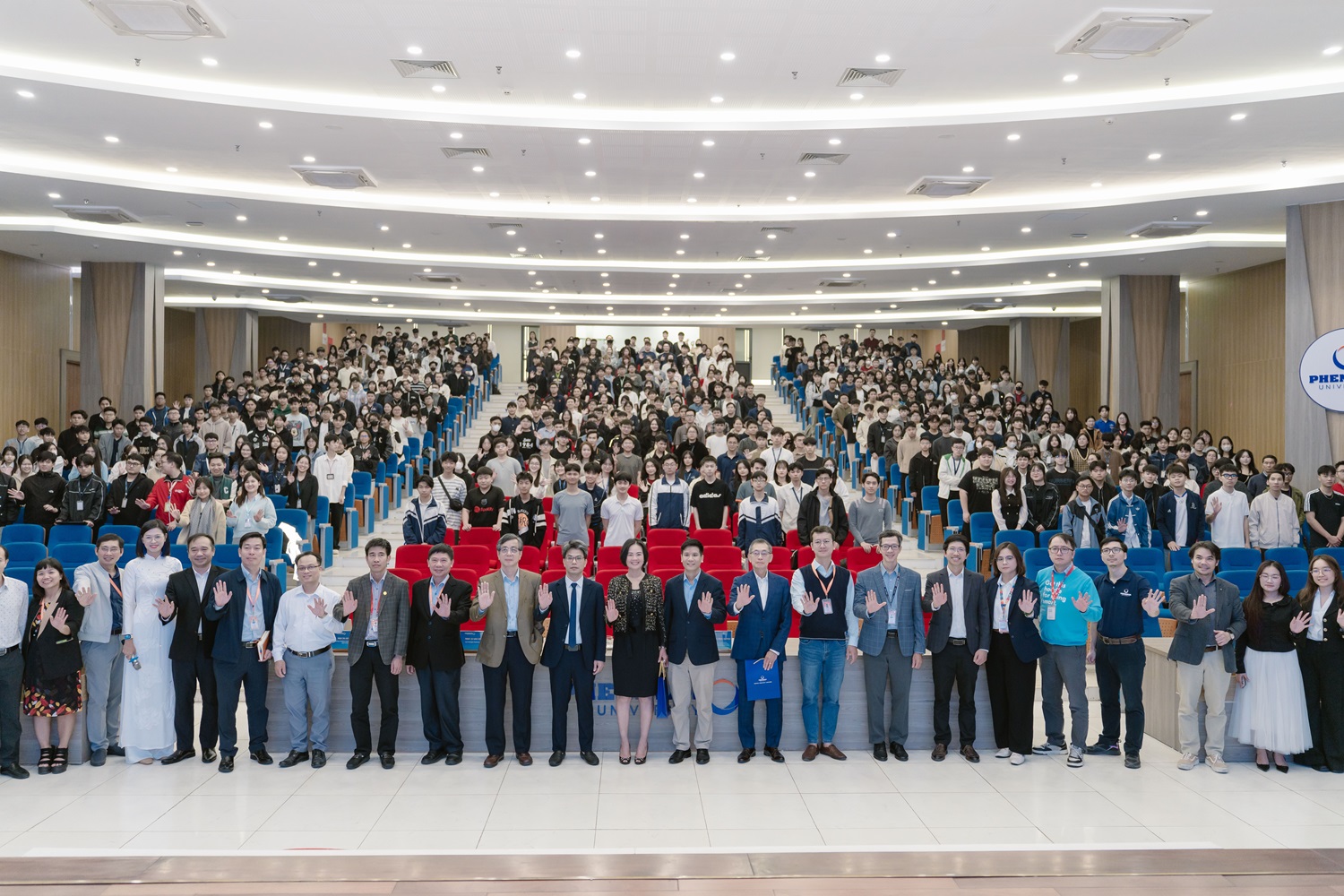Khi khoa học chạm tới tr&aacute;i tim người trẻ: Dấu ấn VinFuture 2025 tại giảng đường Việt Nam - Ảnh 2.