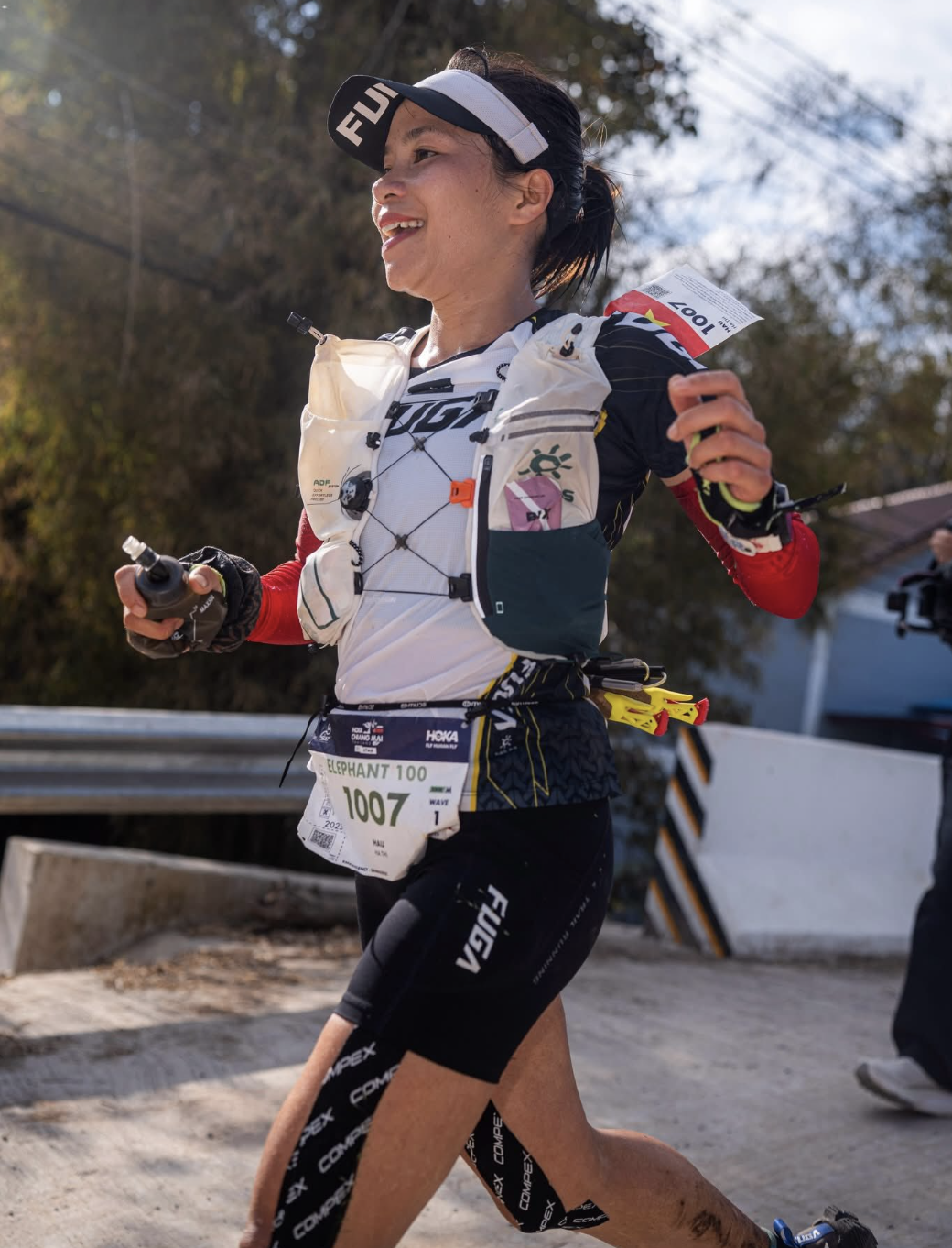 "Si&ecirc;u nh&acirc;n" H&agrave; Thị Hậu chinh phục đỉnh cao 100 km tại UTMB Chiang Mai 2025 - Ảnh 1.
