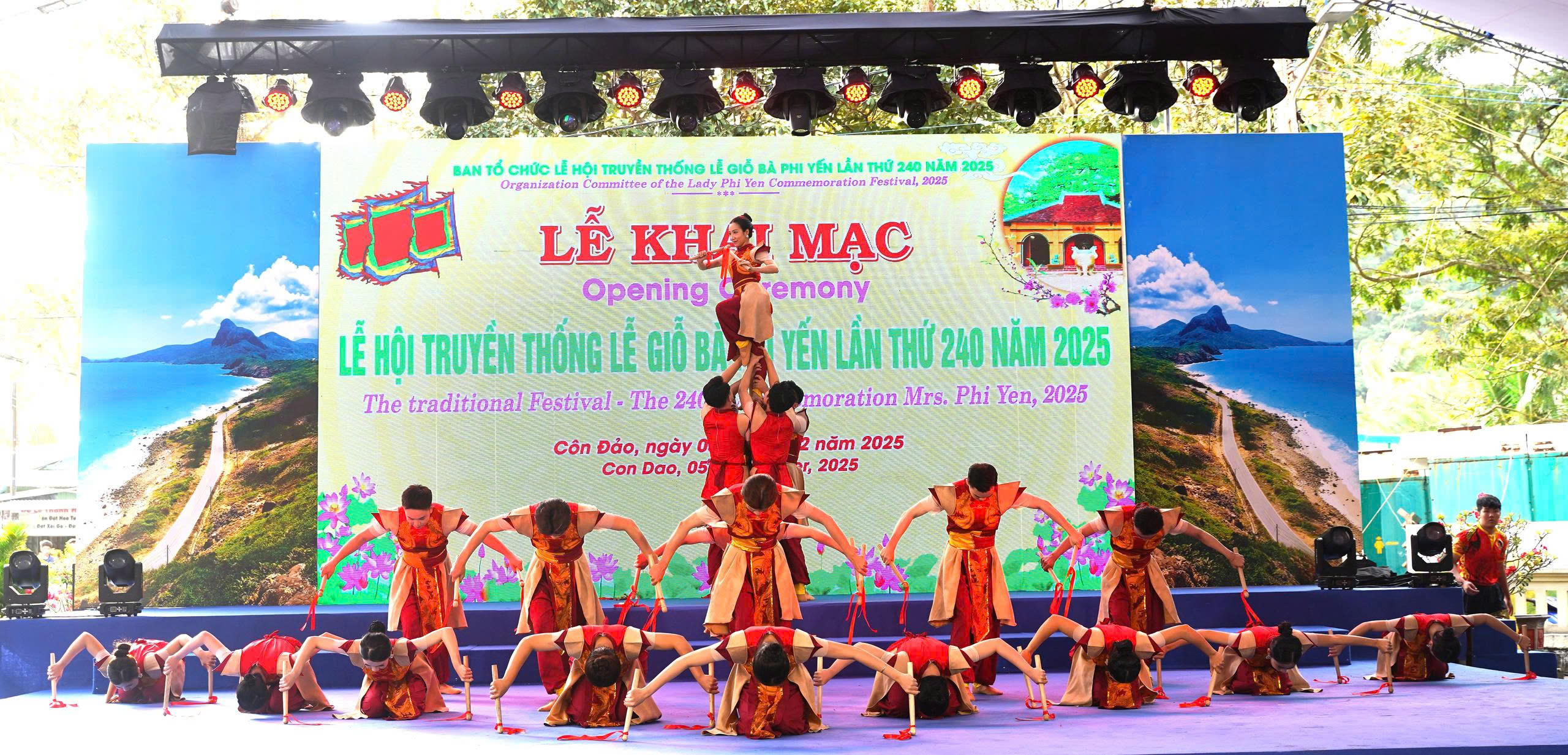Du kh&aacute;ch nước ngo&agrave;i h&aacute;o hức được tham gia Lễ giỗ B&agrave; Phi Yến lần thứ 240 - Ảnh 1.