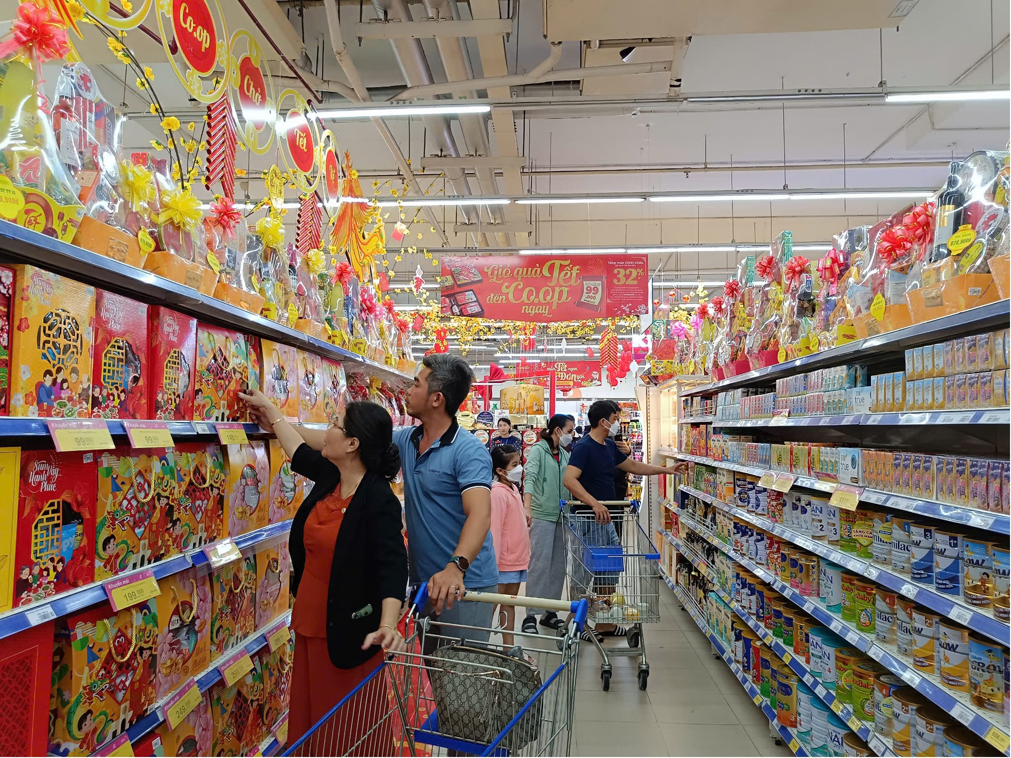 Hàng Tết 2026 lên kệ tại TP HCM: Thị trường Tết sôi động - Ảnh 1.