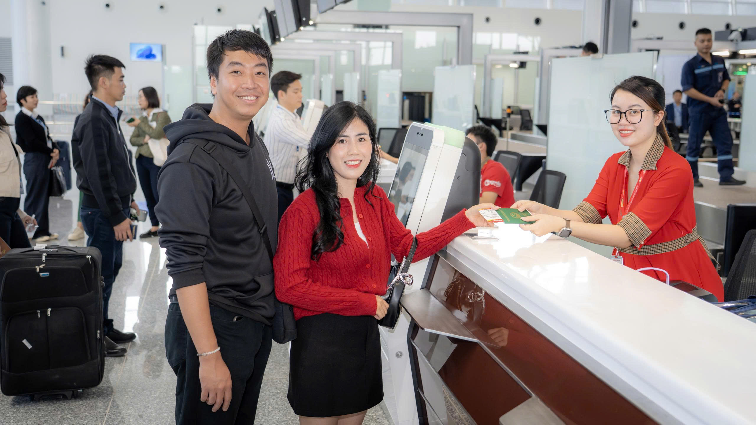C&ocirc;ng nghệ s&acirc;n bay th&ocirc;ng minh tại Nội B&agrave;i: Kh&aacute;m ph&aacute; m&aacute;y soi chiếu 3D hiện đại - Ảnh 9.
