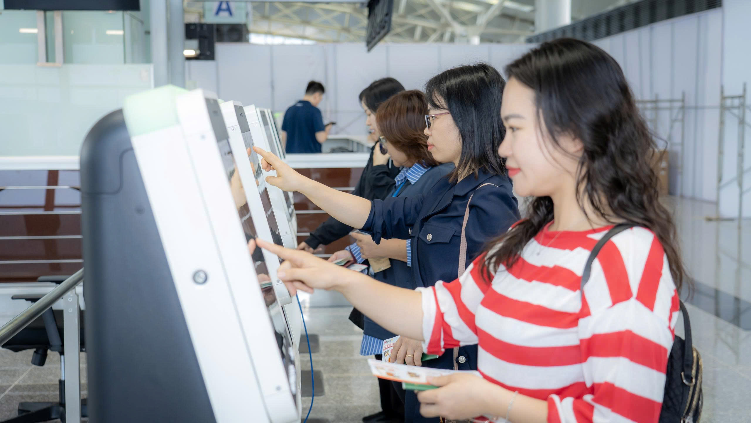C&ocirc;ng nghệ s&acirc;n bay th&ocirc;ng minh tại Nội B&agrave;i: Kh&aacute;m ph&aacute; m&aacute;y soi chiếu 3D hiện đại - Ảnh 8.