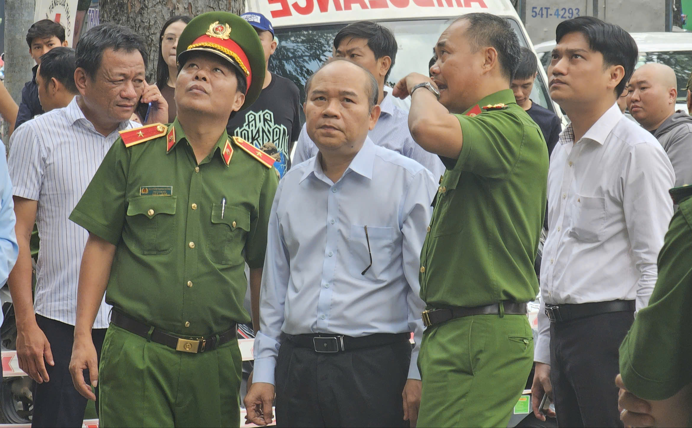 Ph&oacute; Chủ tịch UBND TPHCM Trần Văn Bảy đến hiện trường vụ ch&aacute;y 6 người thương vong, chỉ đạo khắc phục - Ảnh 1.