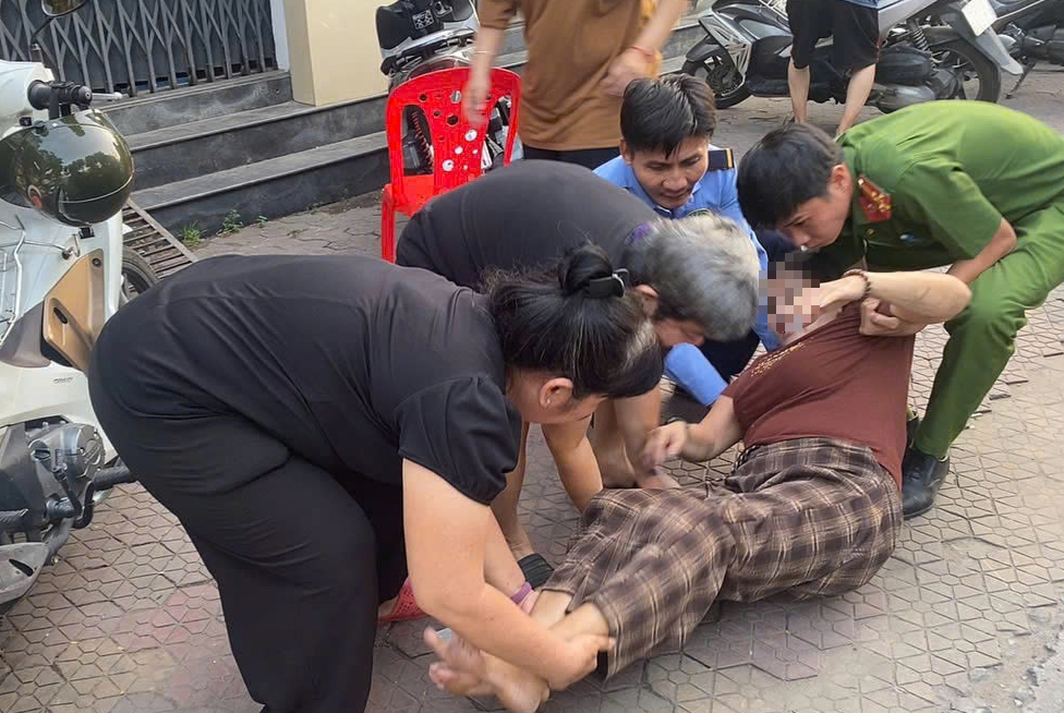 3 C&aacute;n bộ C&ocirc;ng an TPHCM cứu người điện giật tr&ecirc;n m&aacute;i nh&agrave; kịp thời - Ảnh 2.