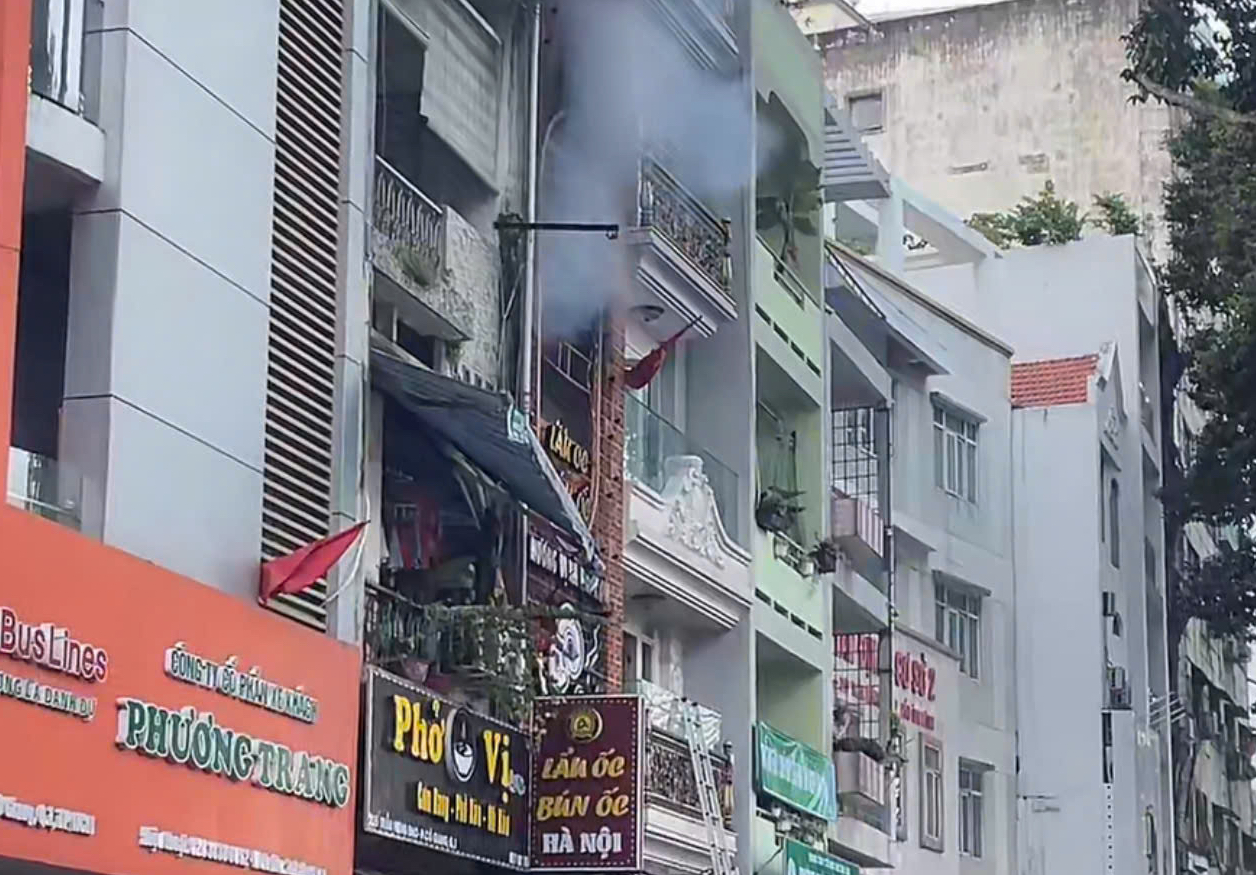 Ch&aacute;y qu&aacute;n ăn TPHCM l&uacute;c rạng s&aacute;ng g&acirc;y hoang mang cho người d&acirc;n - Ảnh 1.