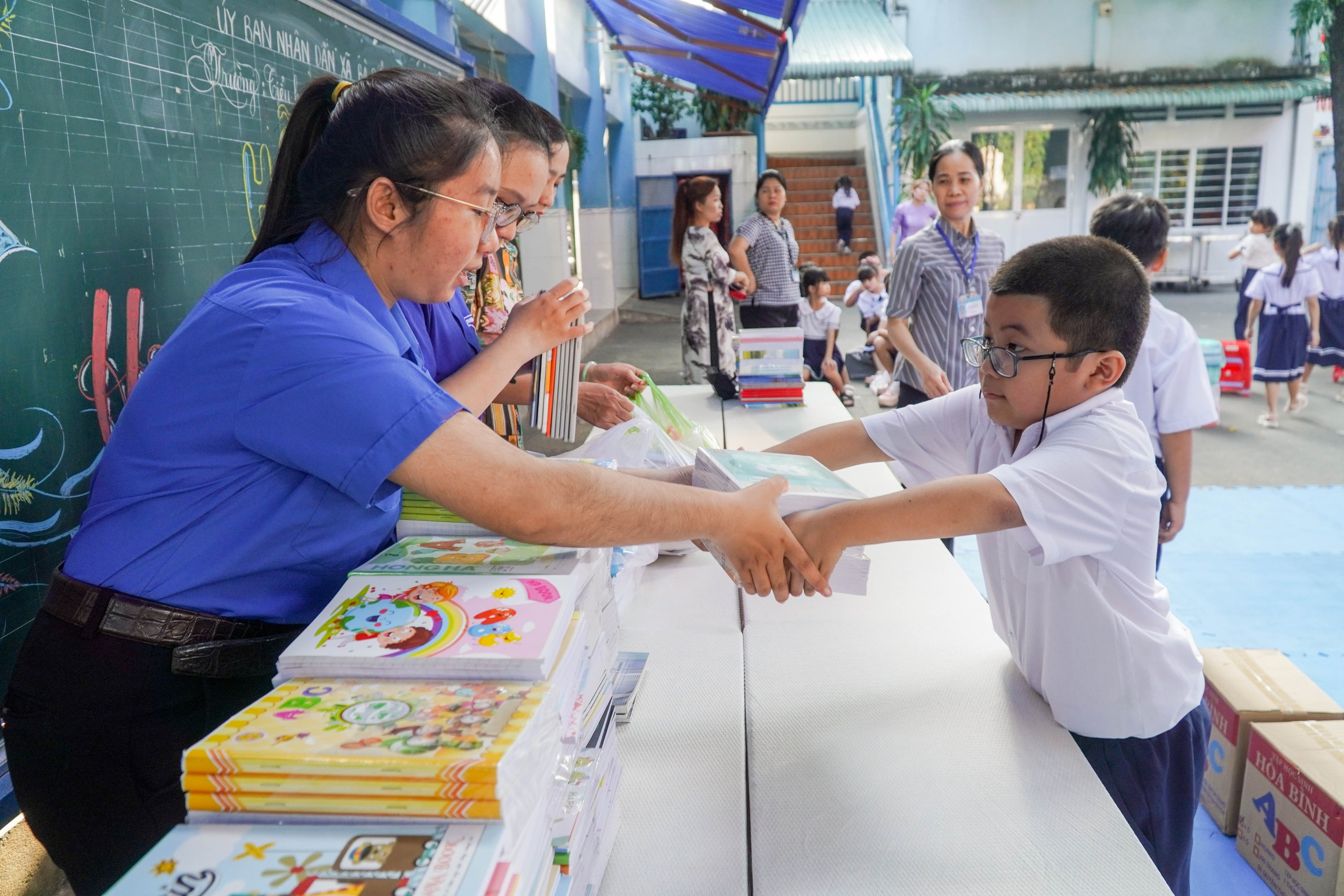 Món quà đặc biệt gửi đến chương trình "Triệu tập vở cho học sinh vùng bị thiên tai" - Ảnh 2.