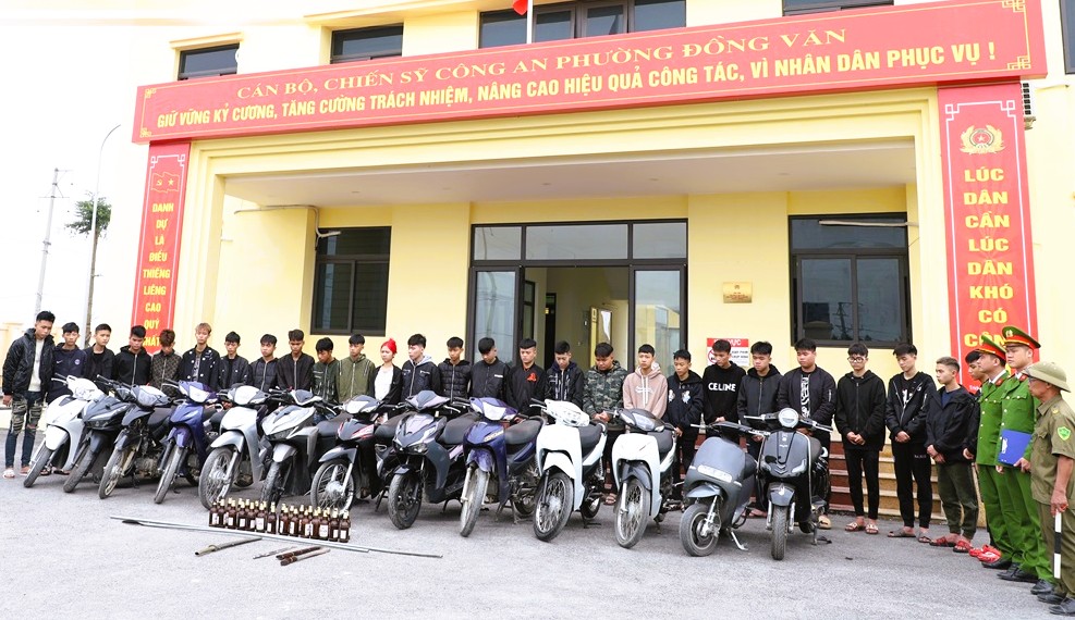 27 thanh thiếu ni&ecirc;n d&ugrave;ng dao kiếm 