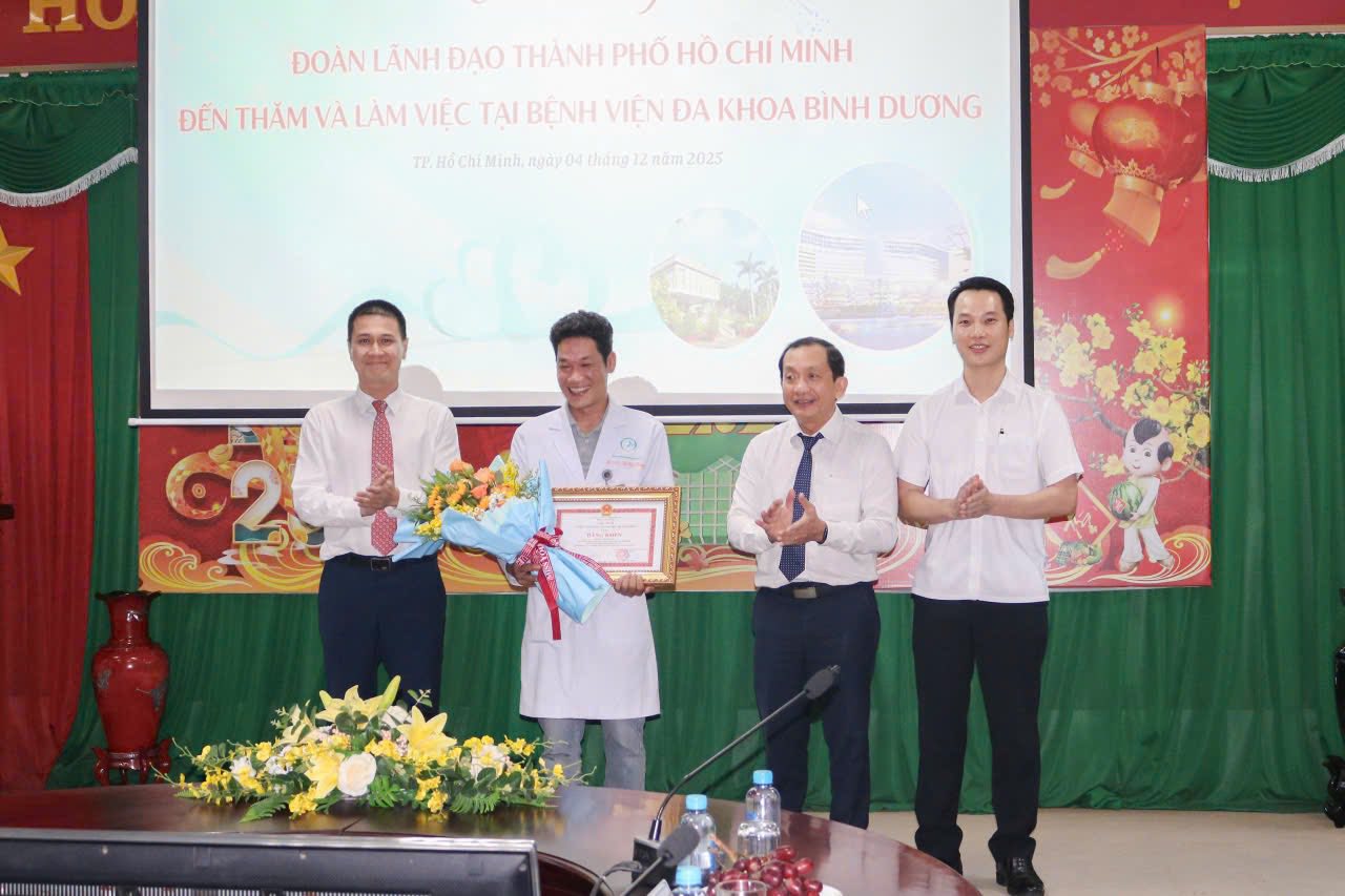 Bí thư Thành ủy TPHCM Trần Lưu Quang: Ca mổ nối bàn tay đứt lìa thể hiện trái tim người thầy thuốc - Ảnh 3.