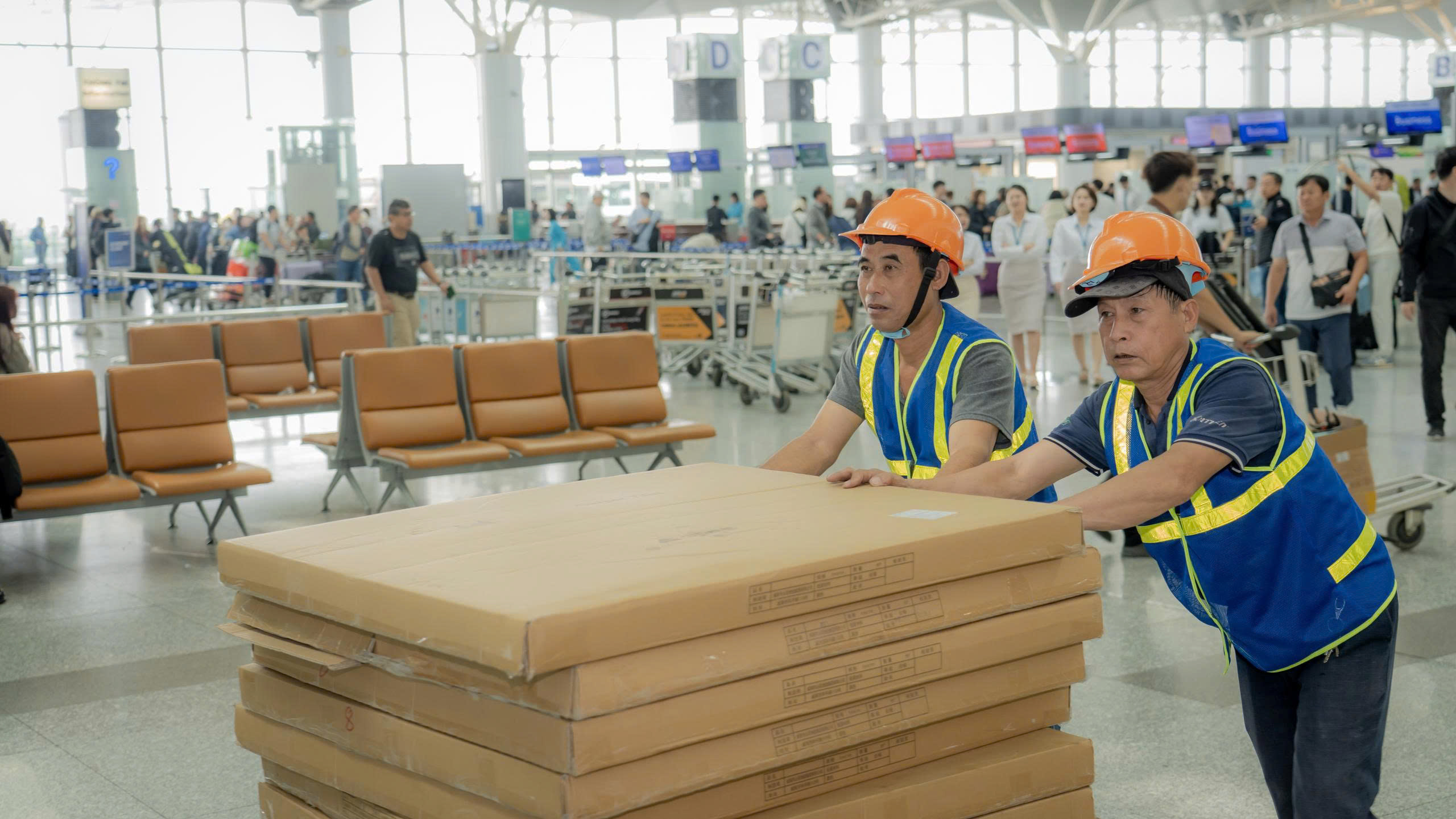 C&ocirc;ng nghệ s&acirc;n bay th&ocirc;ng minh tại Nội B&agrave;i: Kh&aacute;m ph&aacute; m&aacute;y soi chiếu 3D hiện đại - Ảnh 11.