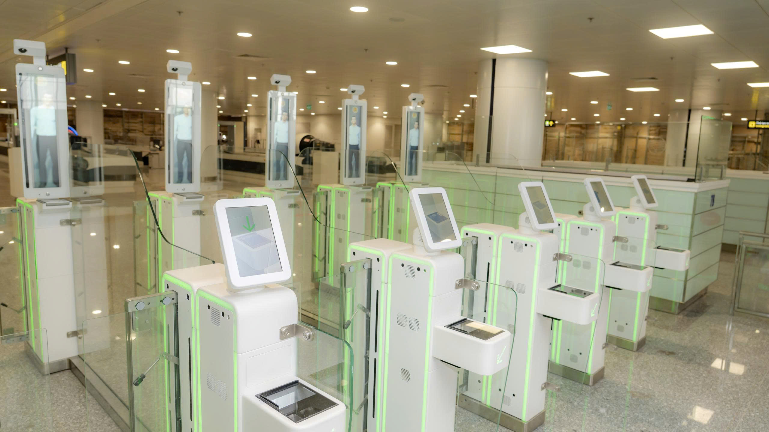 C&ocirc;ng nghệ s&acirc;n bay th&ocirc;ng minh tại Nội B&agrave;i: Kh&aacute;m ph&aacute; m&aacute;y soi chiếu 3D hiện đại - Ảnh 7.