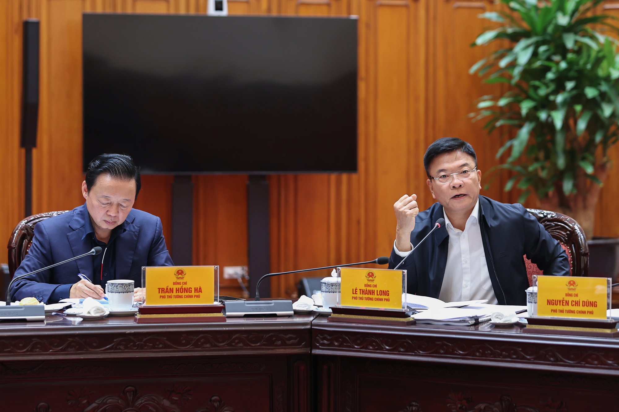 Thủ tướng: Nghi&ecirc;n cứu c&aacute;c dự &aacute;n khắc phục &ocirc; nhiễm kh&ocirc;ng kh&iacute; tại H&agrave; Nội v&agrave; TPHCM - Ảnh 1.