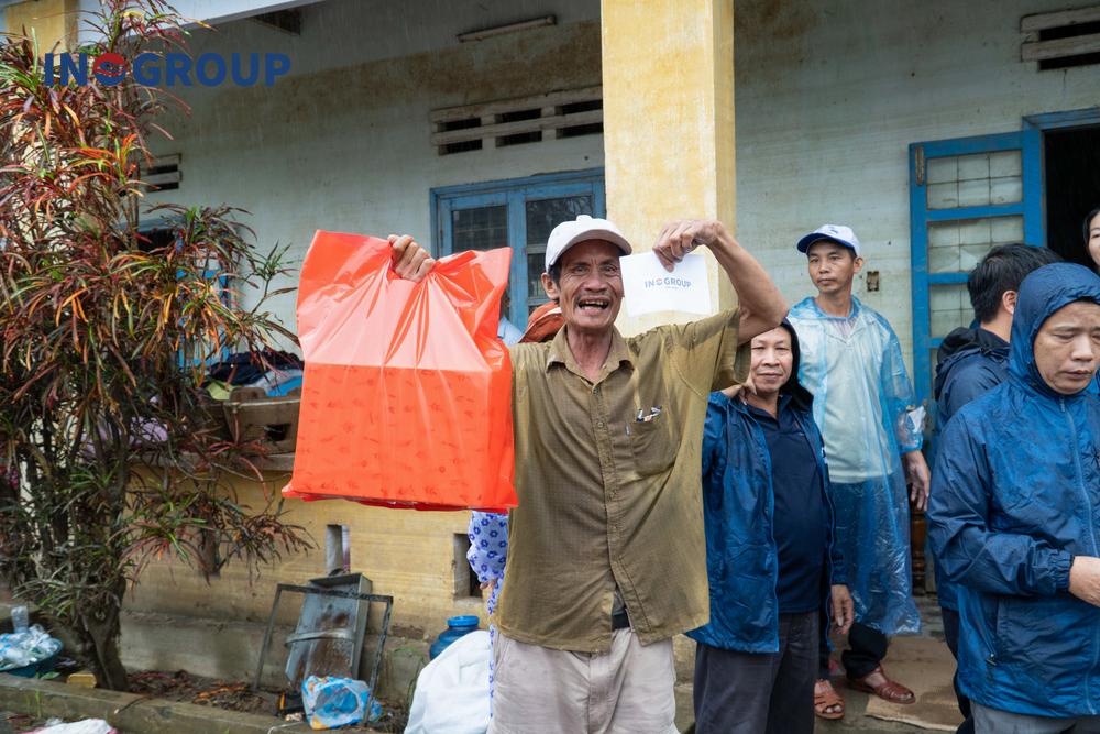 H&agrave;nh tr&igrave;nh "ngược gi&oacute;" về miền Trung: Tập đo&agrave;n INOGROUP trao y&ecirc;u thương đến b&agrave; con v&ugrave;ng lũ - Ảnh 4.