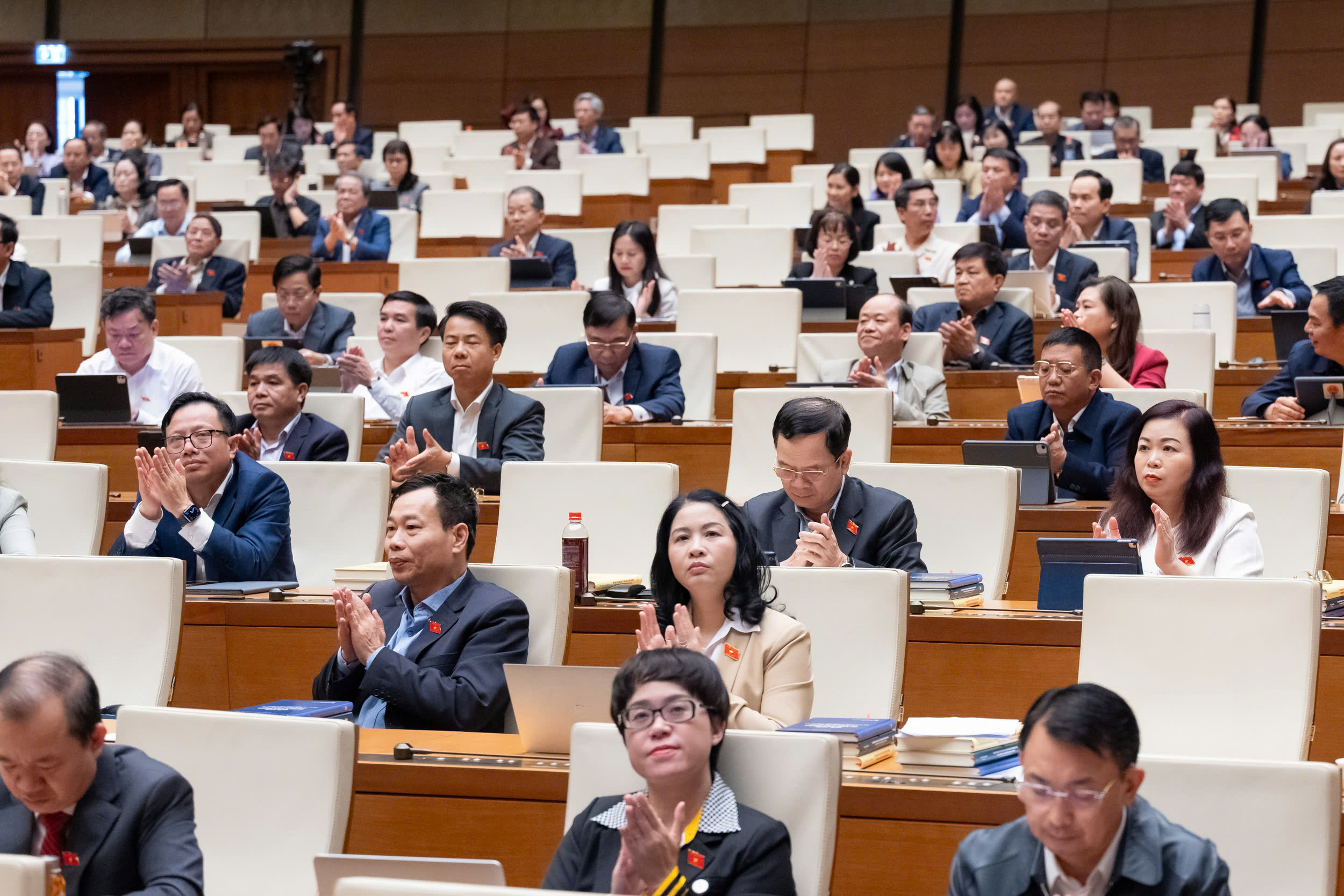 Bộ trưởng Bộ C&ocirc;ng an: Th&ocirc;ng tin l&yacute; lịch tư ph&aacute;p tr&ecirc;n VNeID c&oacute; gi&aacute; trị như phiếu l&yacute; lịch tư ph&aacute;p - Ảnh 1.