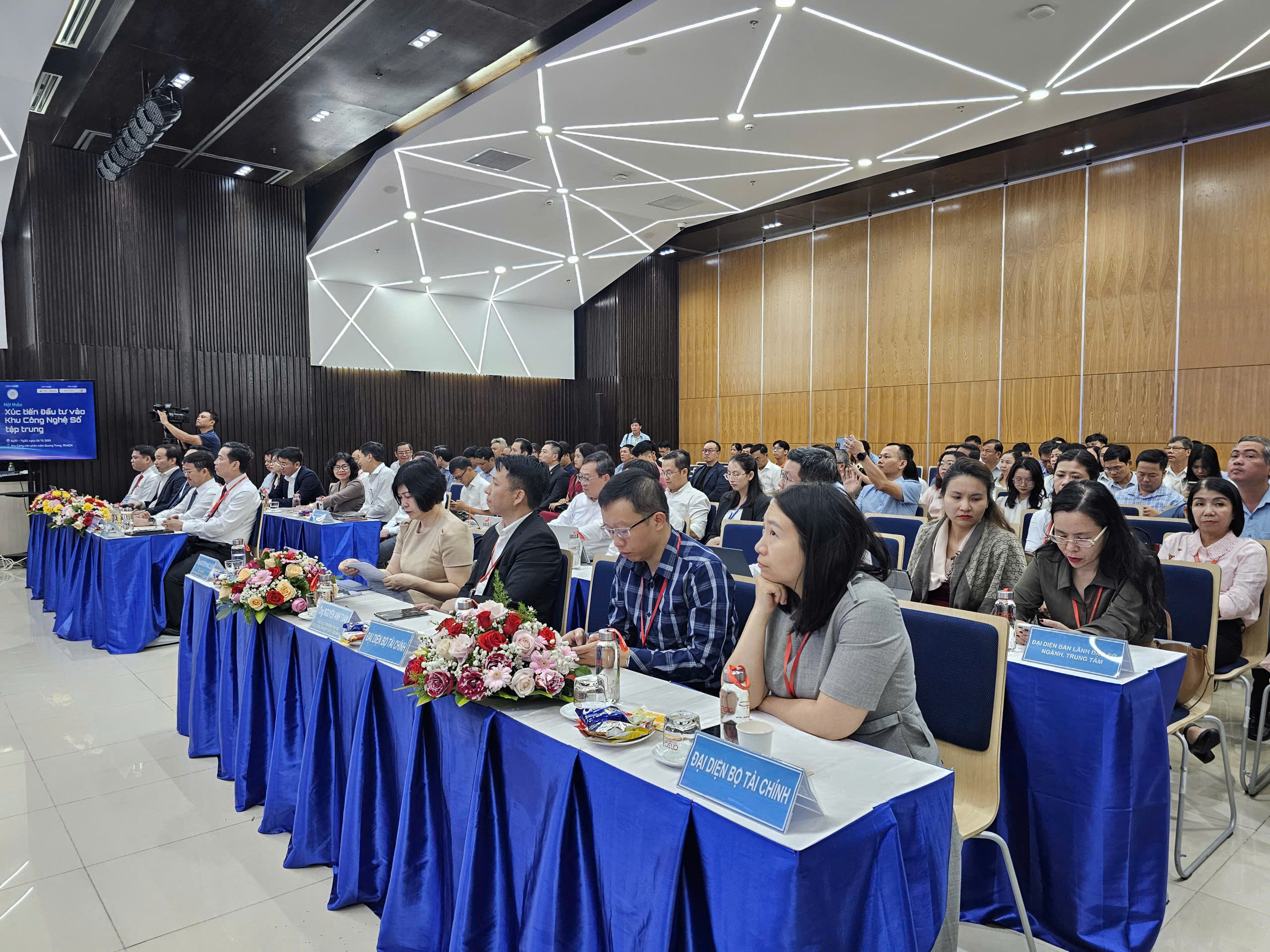 Đầu tư v&agrave;o khu c&ocirc;ng nghệ số - Ảnh 1.