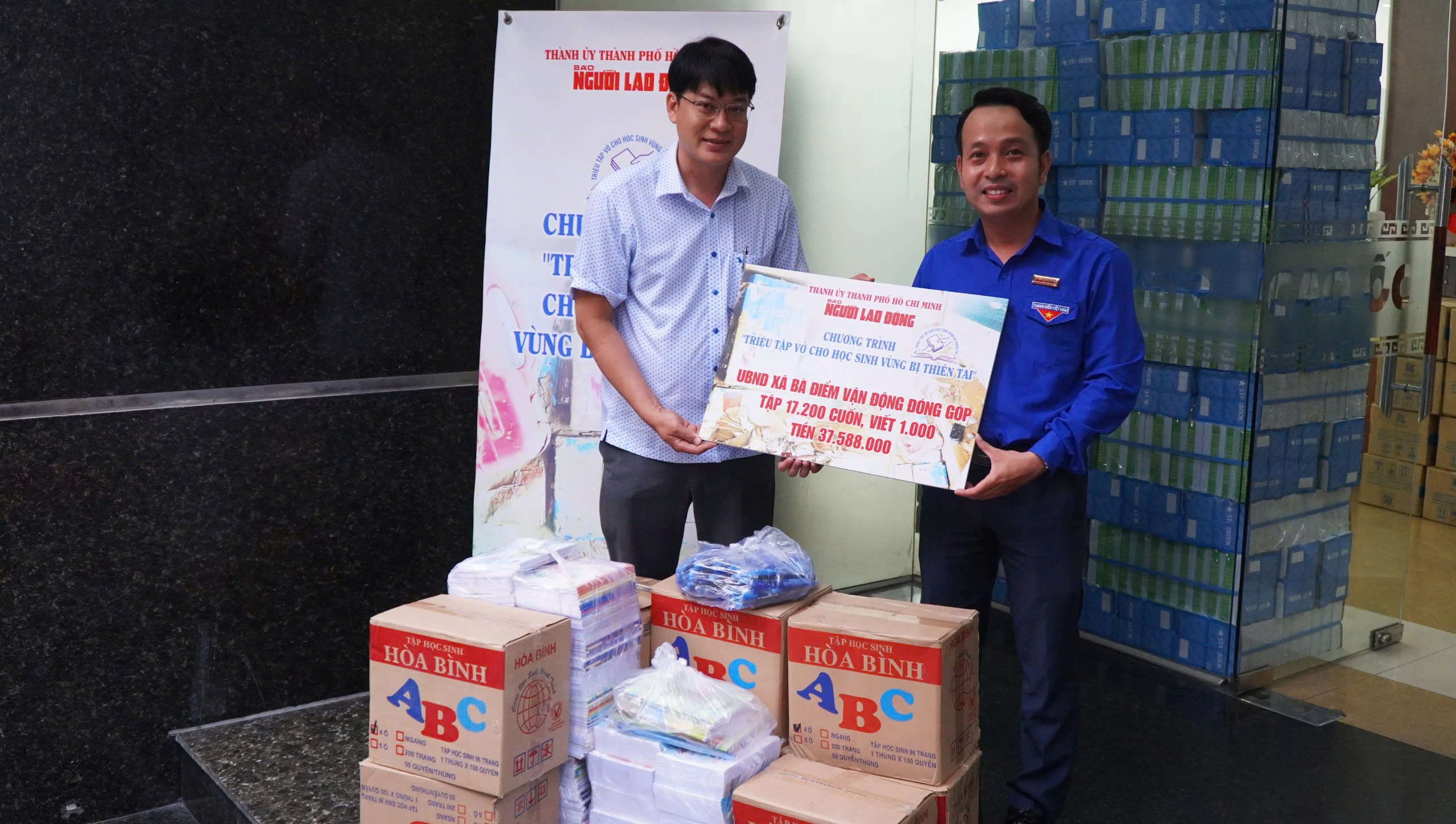 Những phần qu&agrave; &yacute; nghĩa gửi đến học sinh v&ugrave;ng lũ  - Ảnh 1.