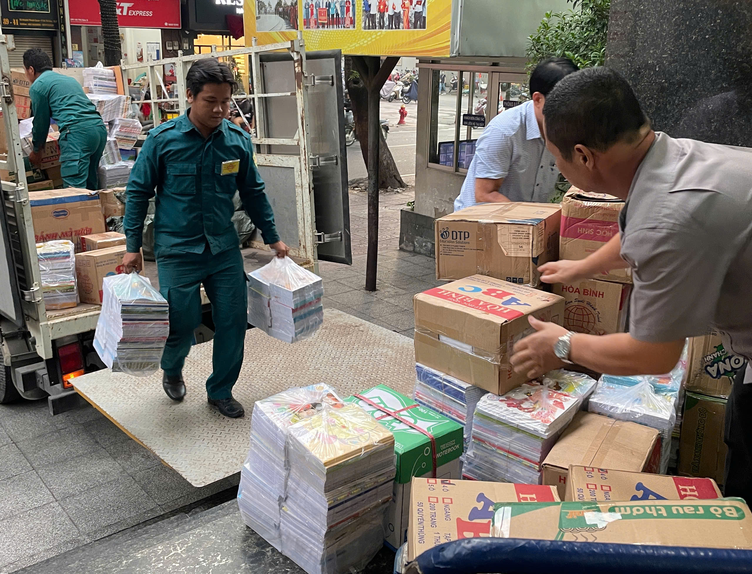 Những phần qu&agrave; &yacute; nghĩa gửi đến học sinh v&ugrave;ng lũ  - Ảnh 3.