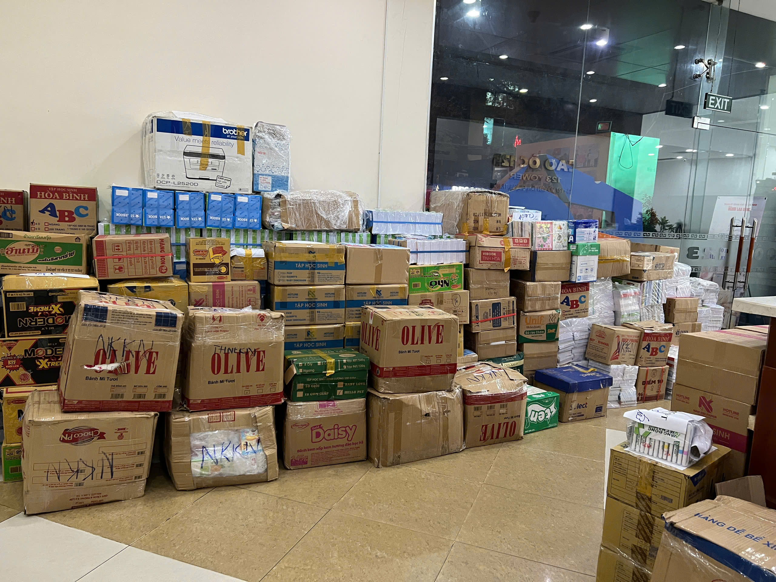 Những phần qu&agrave; &yacute; nghĩa gửi đến học sinh v&ugrave;ng lũ  - Ảnh 2.