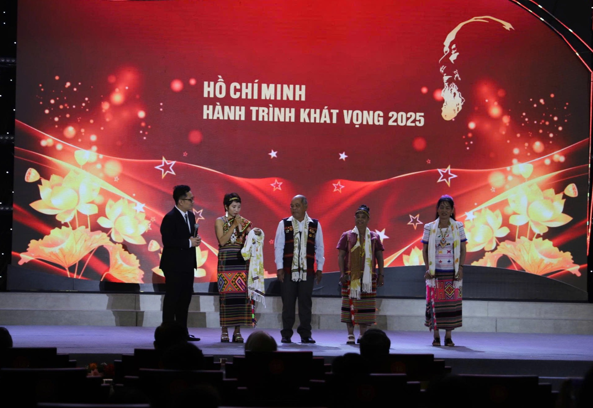 T&ocirc;n vinh điển h&igrave;nh học tập v&agrave; l&agrave;m theo tư tưởng, đạo đức, phong c&aacute;ch Hồ Ch&iacute; Minh - Ảnh 1.