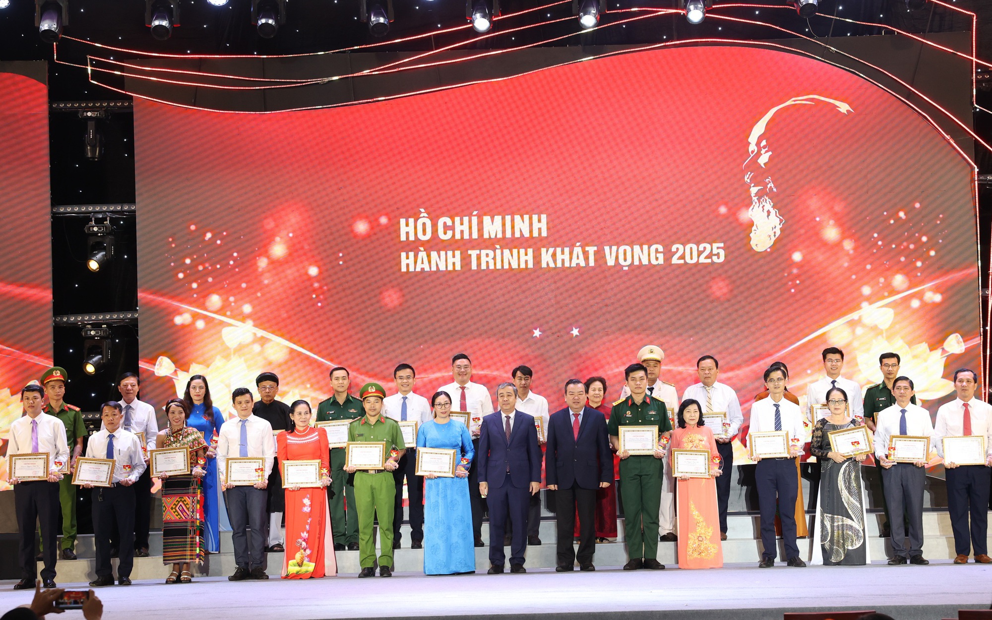 Tôn vinh điển hình học tập và làm theo tư tưởng, đạo đức, phong cách Hồ Chí Minh