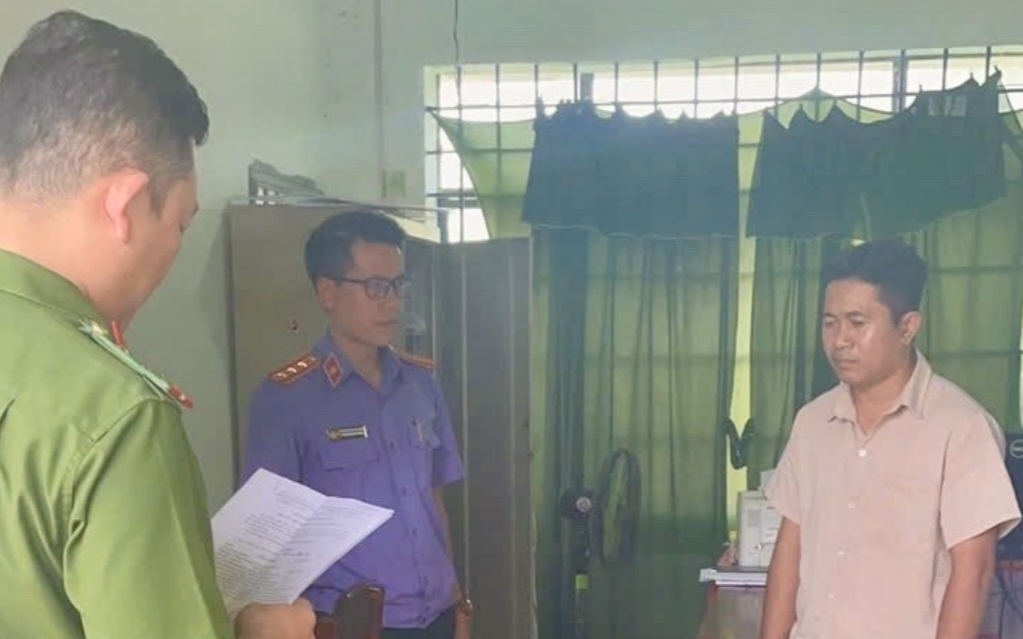 Bắt, khám xét nơi làm việc một cán bộ Ủy ban MTTQ VN xã chiếm đoạt 500 triệu đồng 