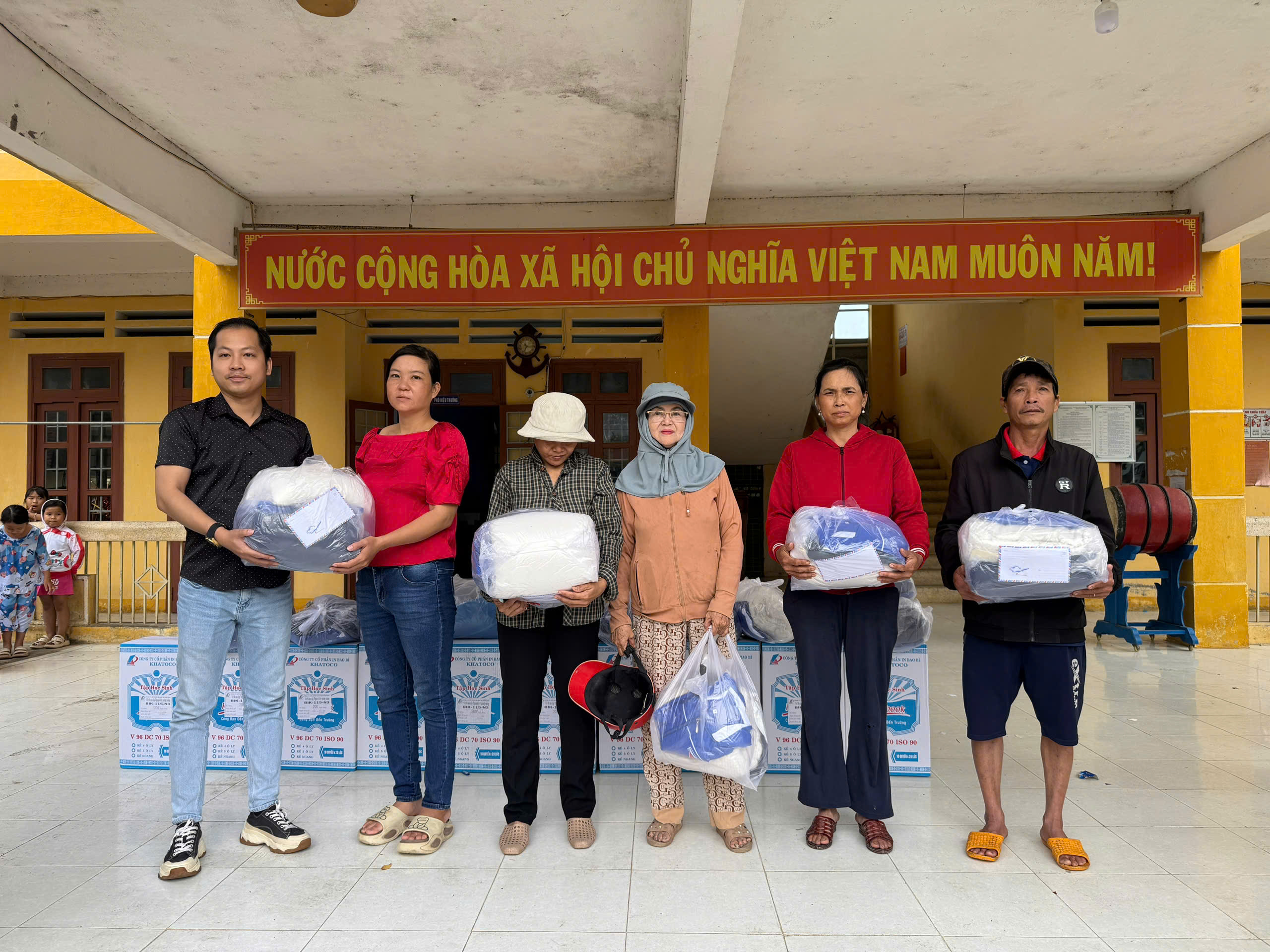 Đem y&ecirc;u thương đến với v&ugrave;ng lũ Ph&uacute; Y&ecirc;n  - Ảnh 2.