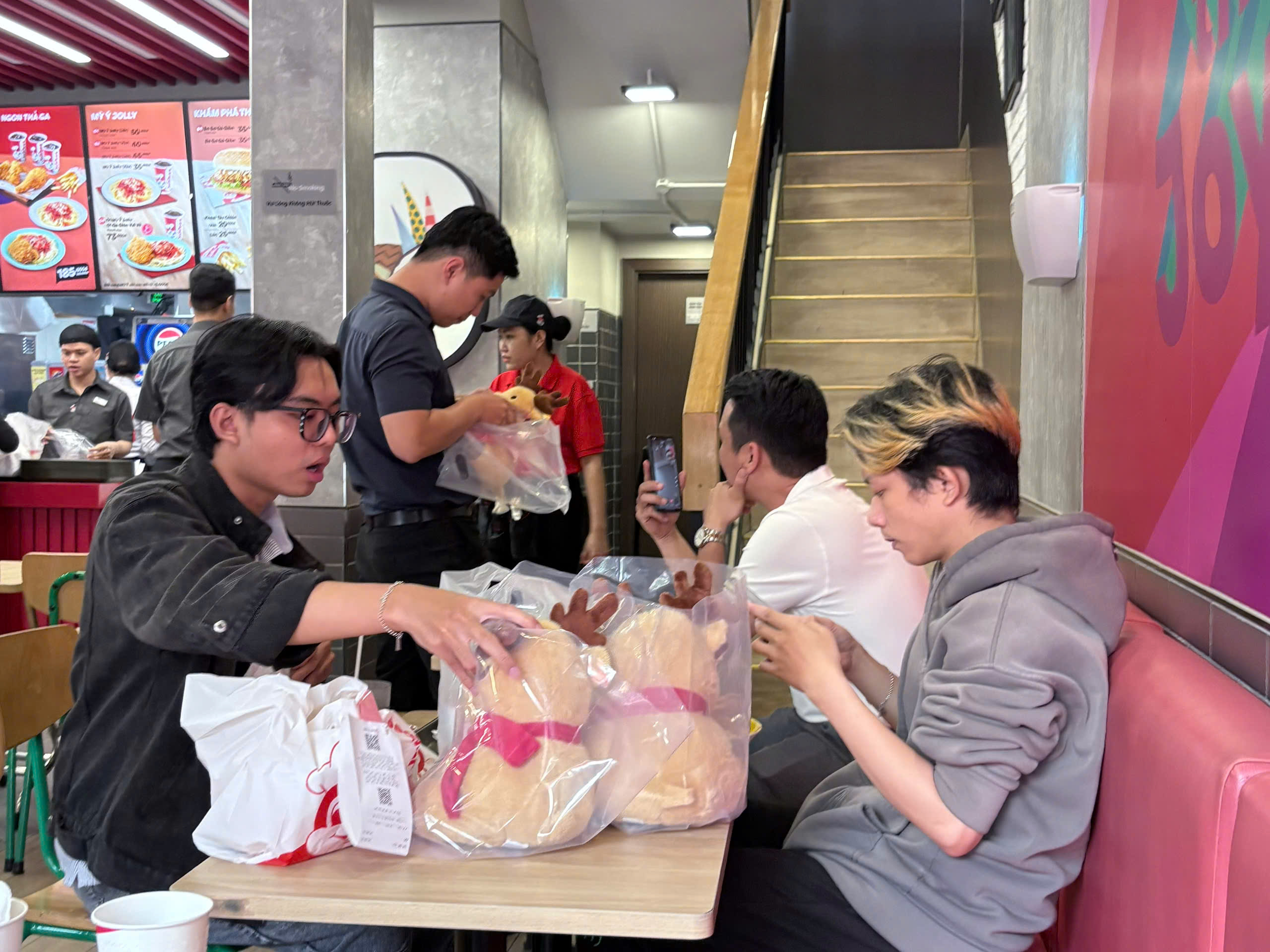 Tr&agrave;o lưu xếp h&agrave;ng mua g&agrave; r&aacute;n "săn tuần lộc" g&acirc;y sốt trong giới trẻ m&ugrave;a Noel 2025  - Ảnh 5.