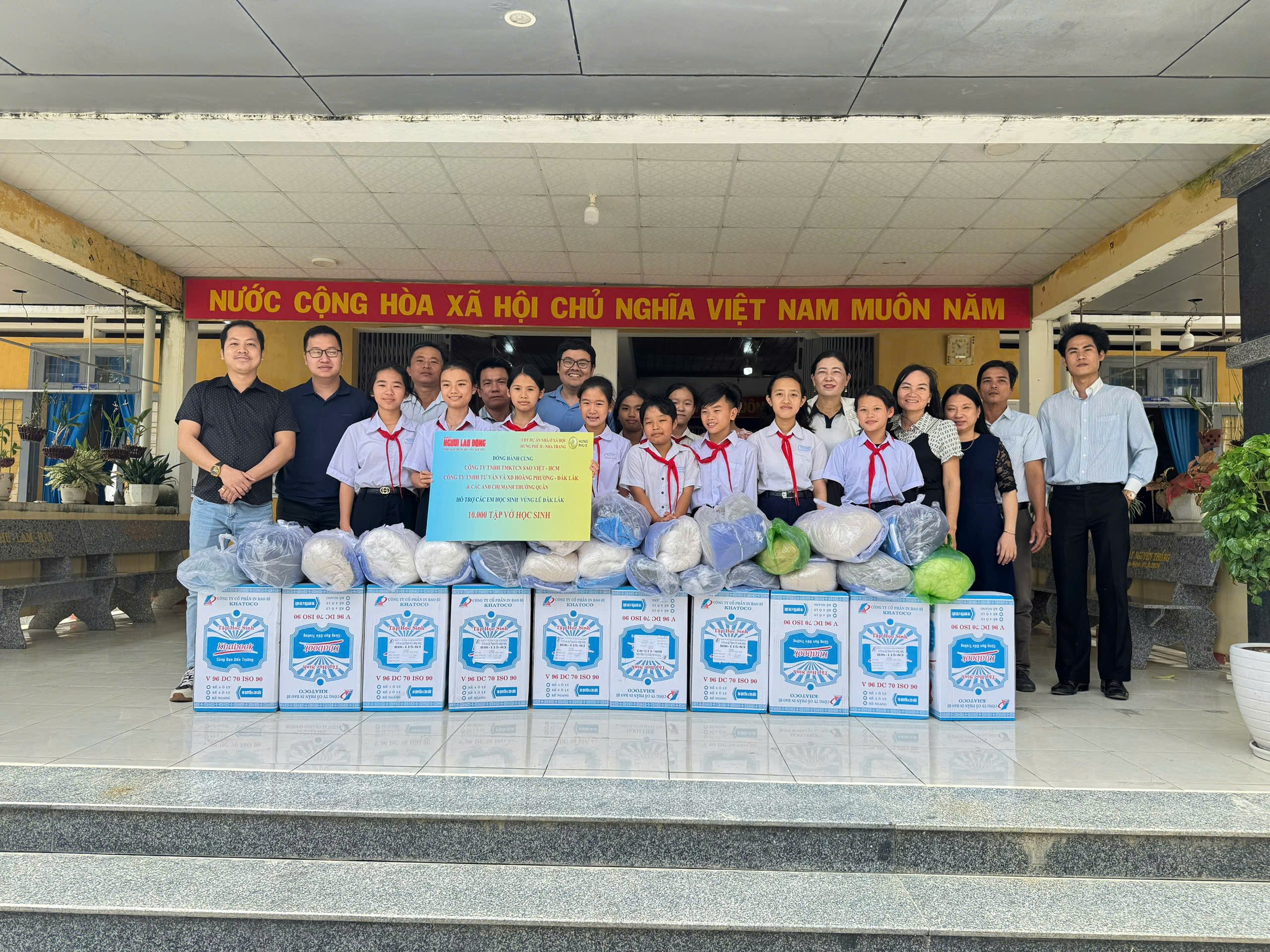 Đem y&ecirc;u thương đến với v&ugrave;ng lũ Ph&uacute; Y&ecirc;n  - Ảnh 3.
