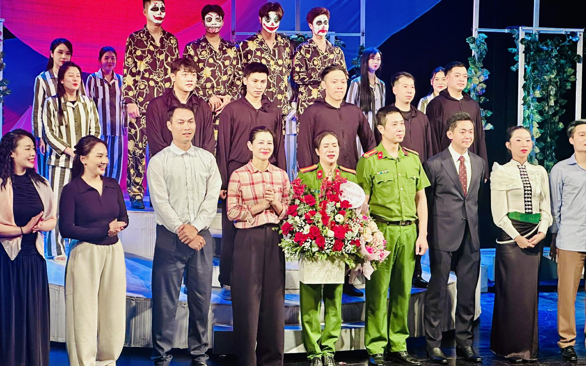Nhà hát Kịch Công an nhân dân tạo ấn tượng mạnh với "Nơi bình minh trở lại"