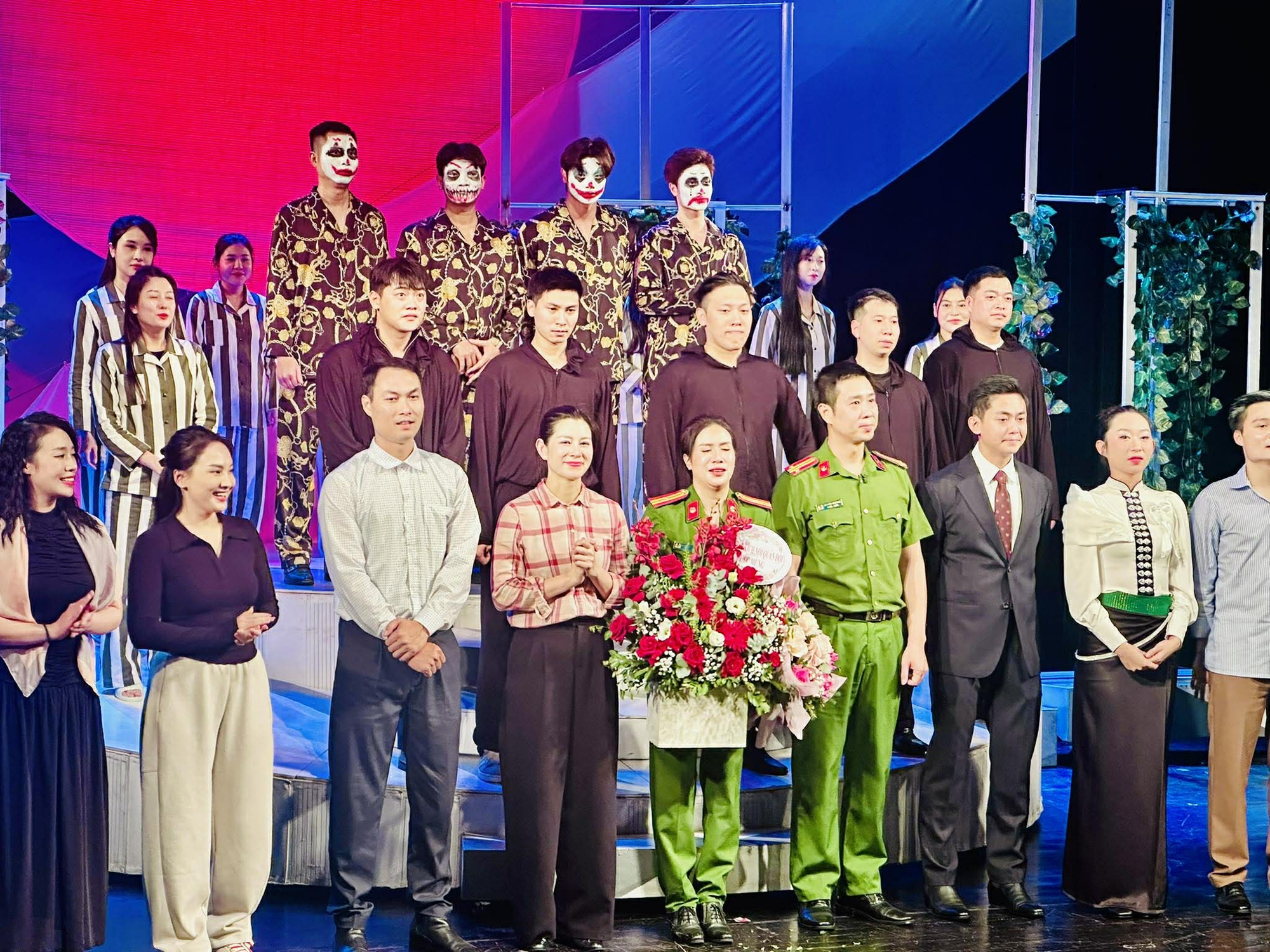 Nh&agrave; h&aacute;t Kịch C&ocirc;ng an nh&acirc;n d&acirc;n tạo ấn tượng mạnh với t&aacute;c phẩm "Nơi b&igrave;nh minh trở lại" - Ảnh 1.