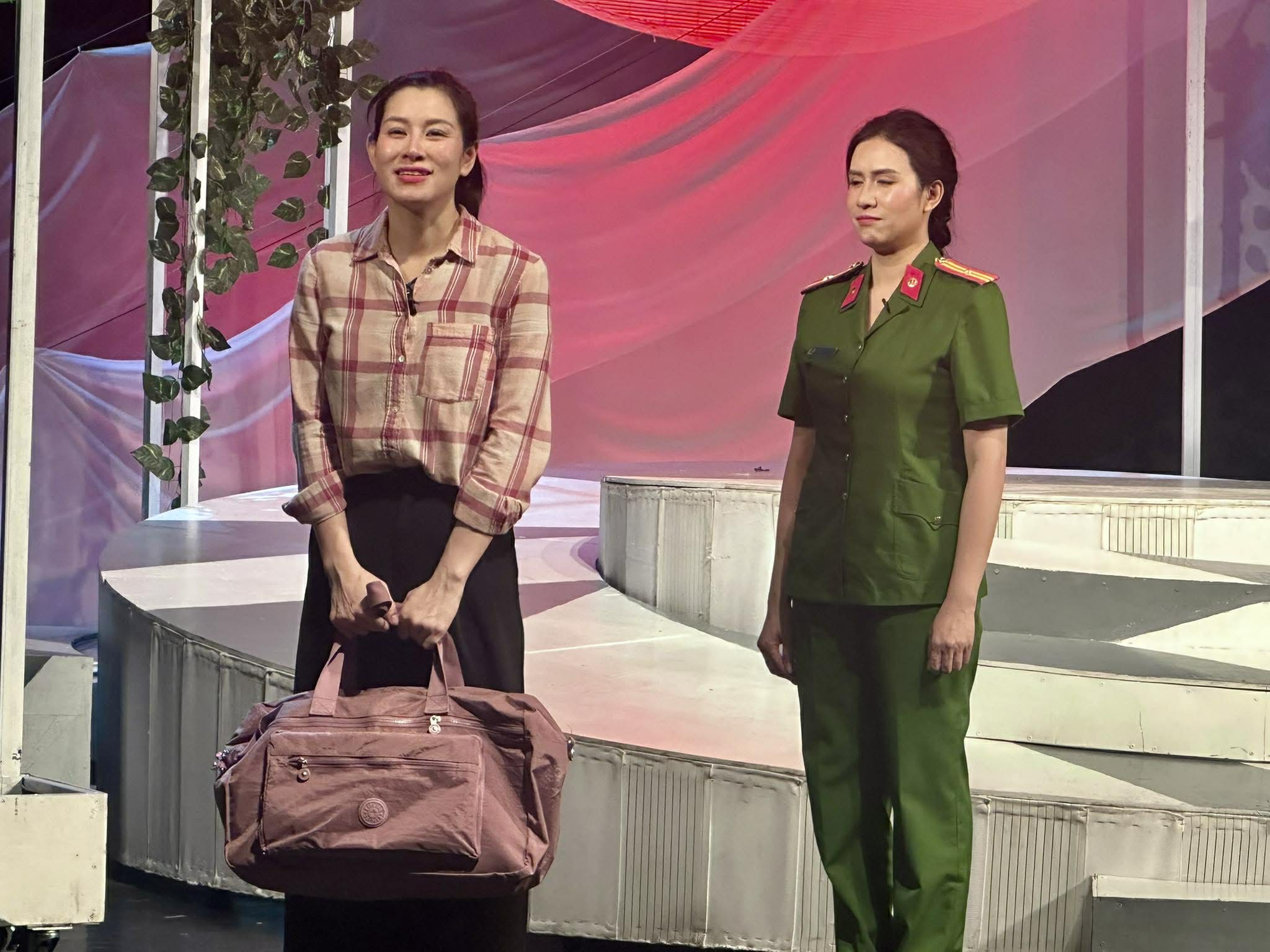 Nh&agrave; h&aacute;t Kịch C&ocirc;ng an nh&acirc;n d&acirc;n tạo ấn tượng mạnh với t&aacute;c phẩm "Nơi b&igrave;nh minh trở lại" - Ảnh 4.