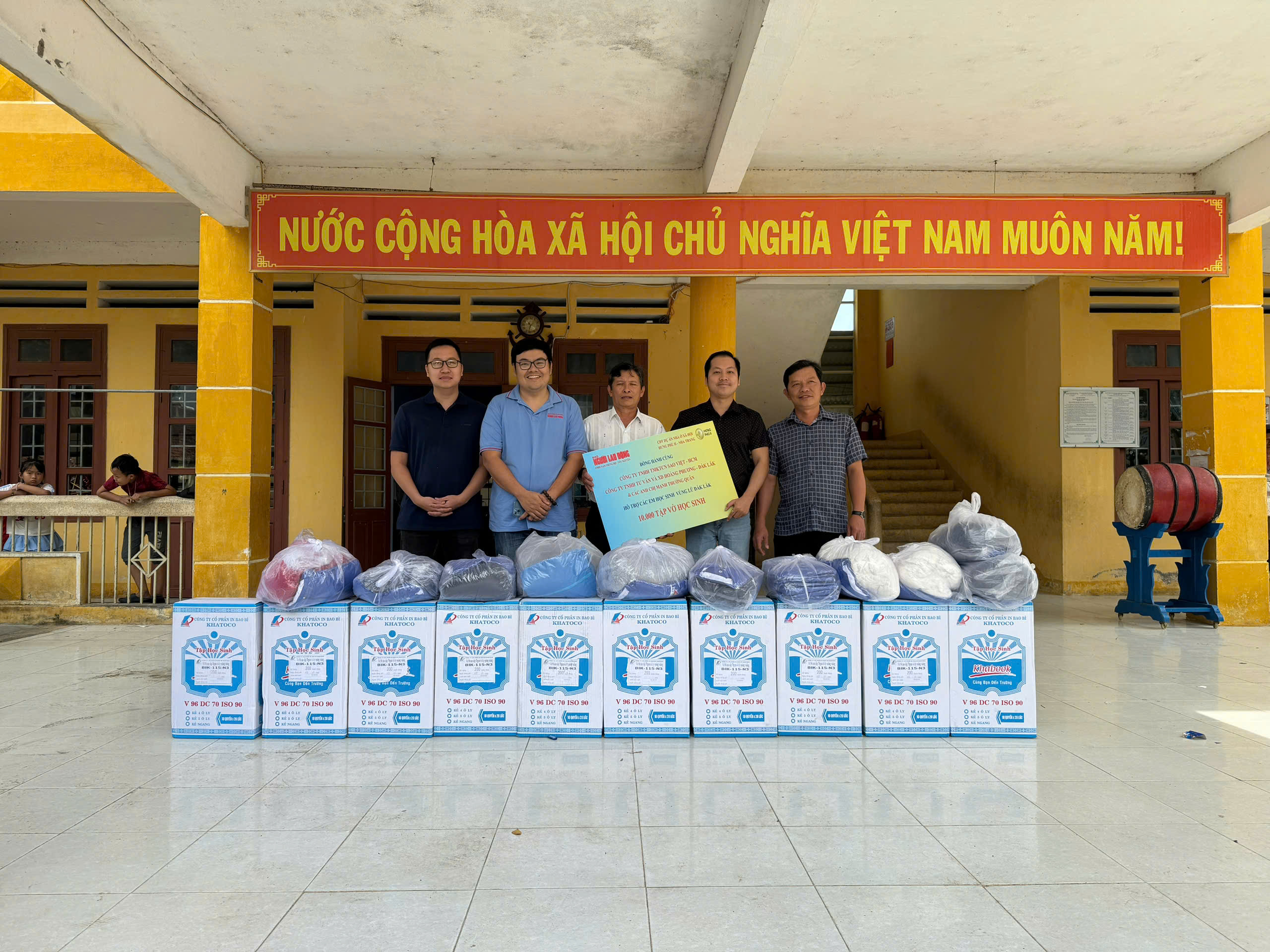 Đem y&ecirc;u thương đến với v&ugrave;ng lũ Ph&uacute; Y&ecirc;n  - Ảnh 1.