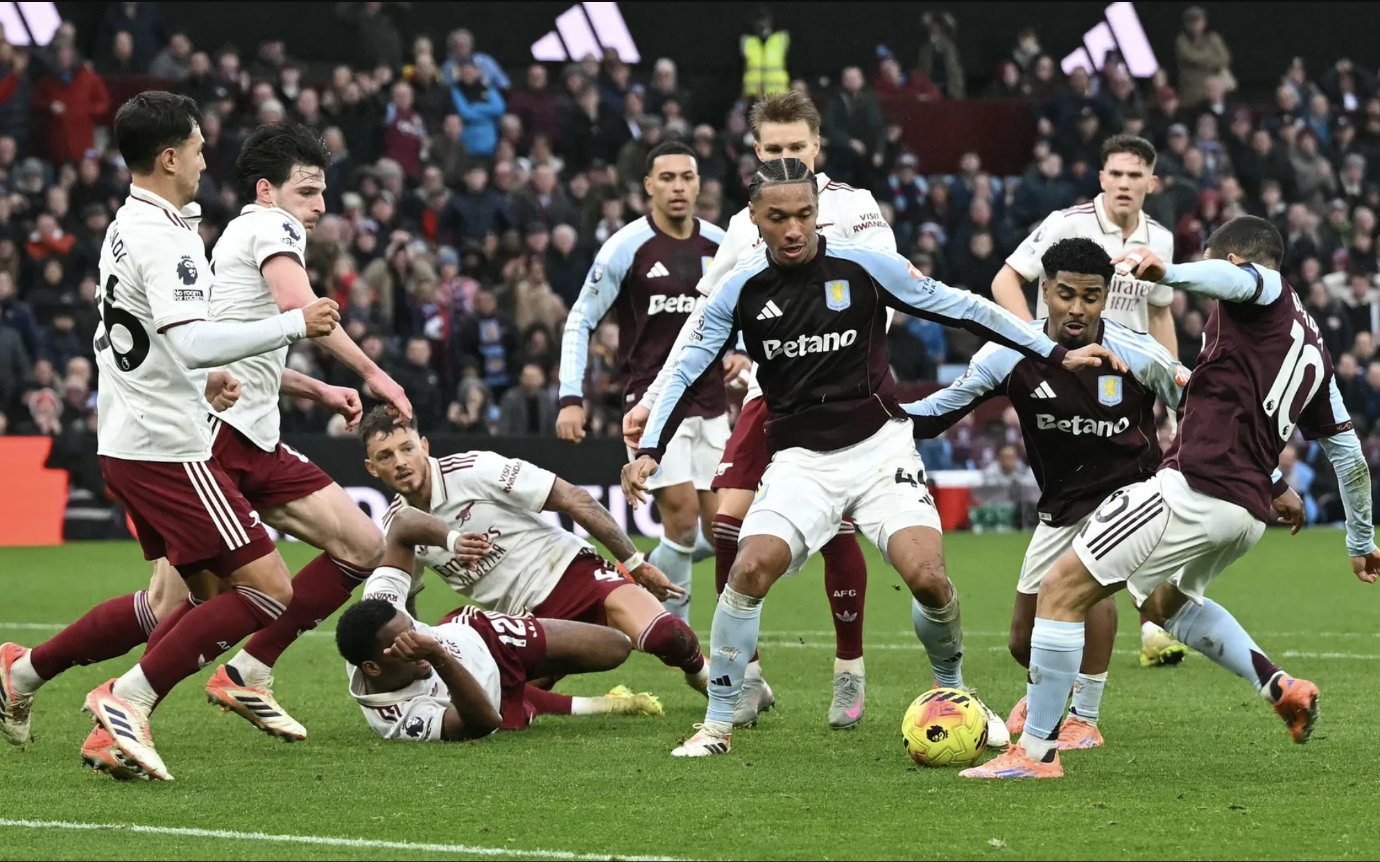 Aston Villa quật ngã Arsenal phút bù giờ, cuộc đua vô địch bắt đầu nóng