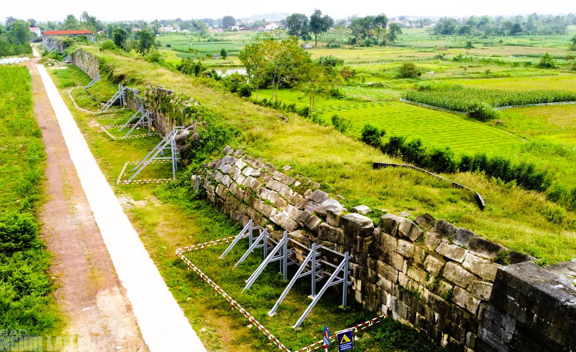 Dựng khung sắt chống sạt lở tường th&agrave;nh đ&aacute; 600 năm tuổi ở Thanh H&oacute;a - Ảnh 2.