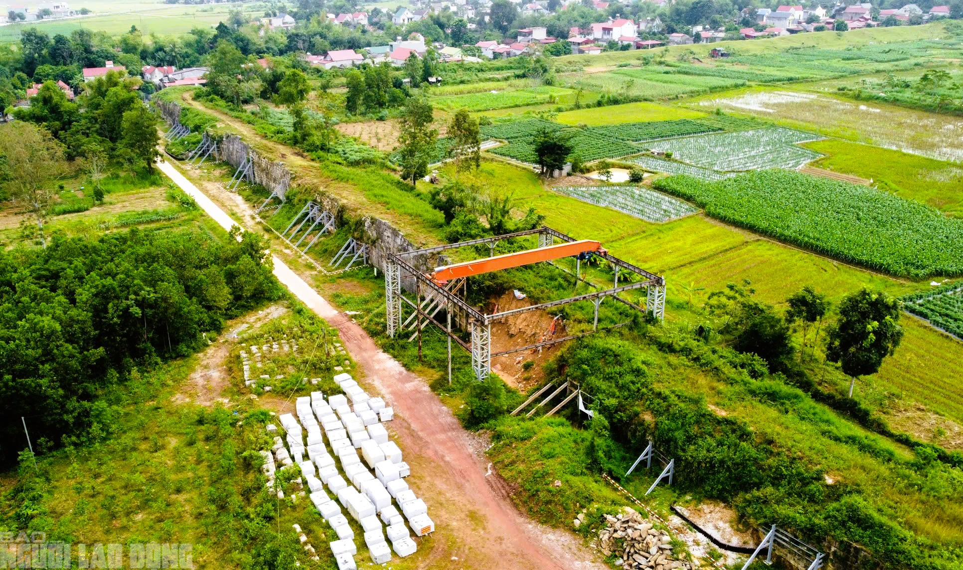 Dựng khung sắt chống sạt lở tường th&agrave;nh đ&aacute; 600 năm tuổi ở Thanh H&oacute;a - Ảnh 4.