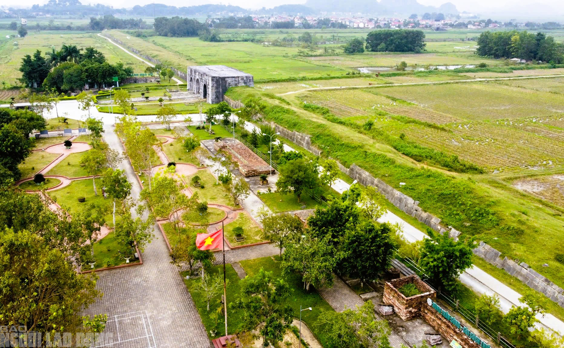 Dựng khung sắt chống sạt lở tường th&agrave;nh đ&aacute; 600 năm tuổi ở Thanh H&oacute;a - Ảnh 12.