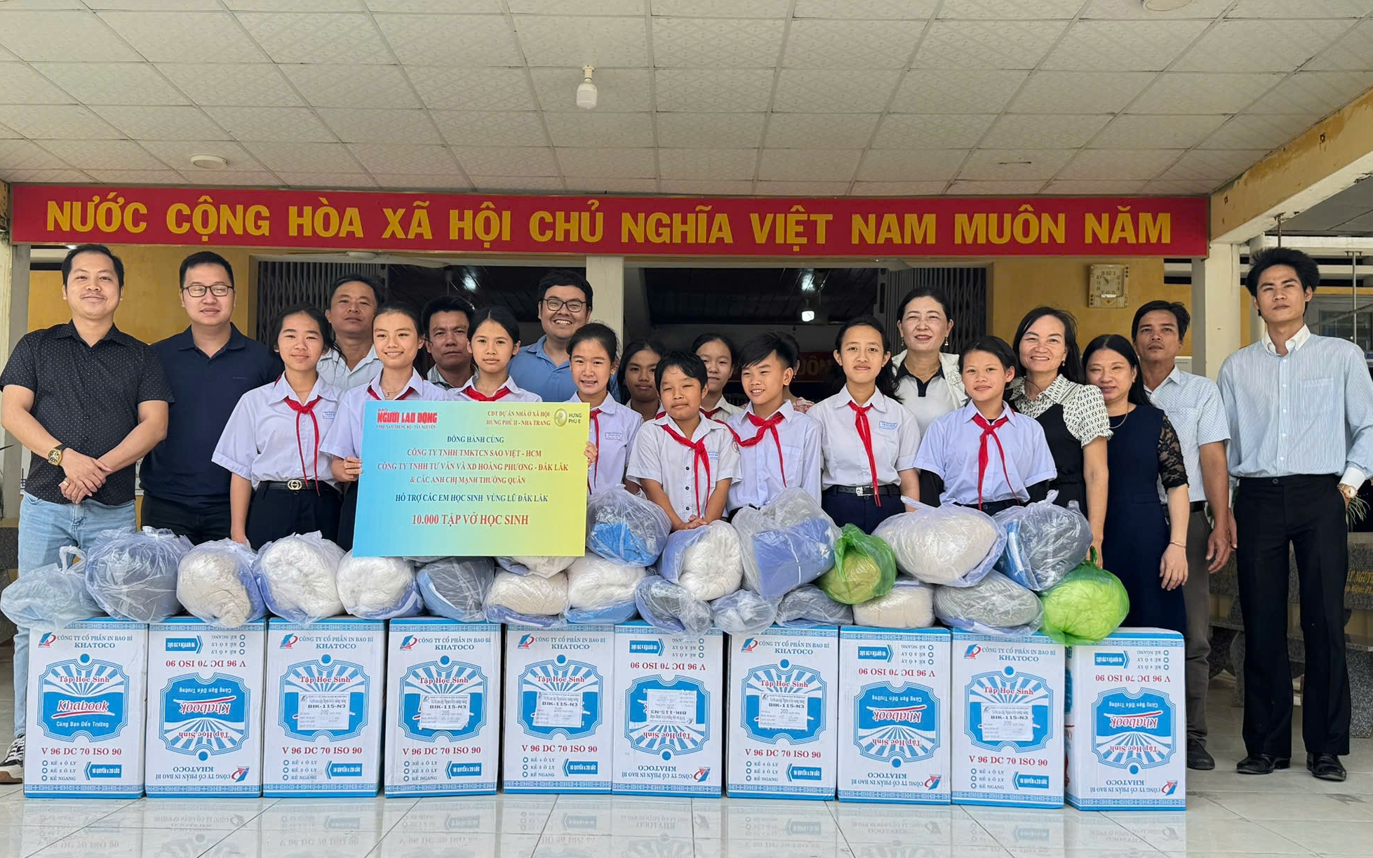 Đem yêu thương đến với vùng lũ 