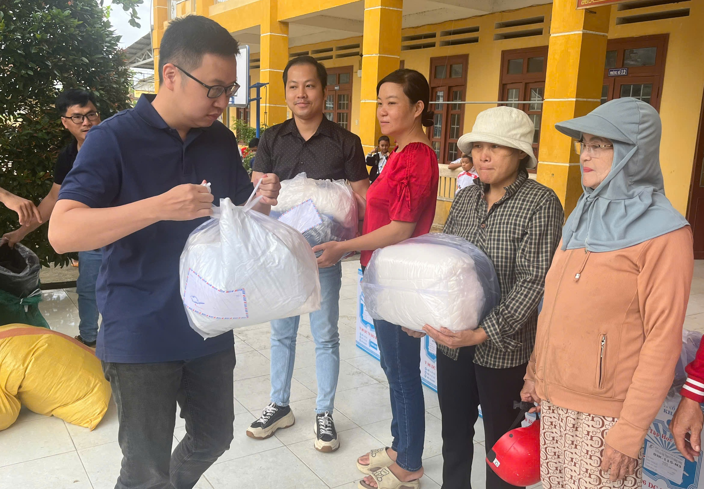 Đem y&ecirc;u thương đến với v&ugrave;ng lũ Ph&uacute; Y&ecirc;n  - Ảnh 4.