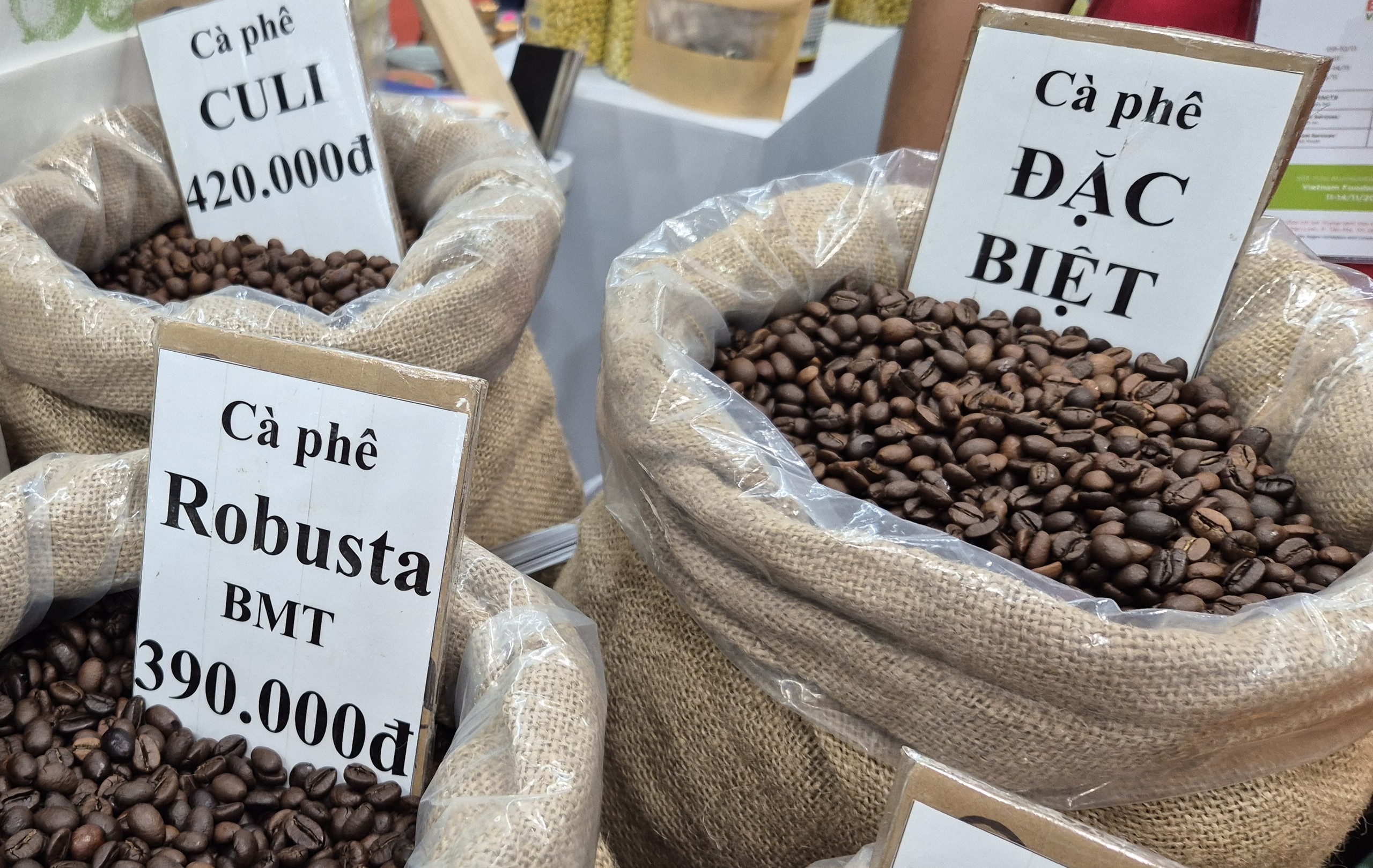 Gi&aacute; c&agrave; ph&ecirc; h&ocirc;m nay 6-12: Th&ecirc;m tuần buồn - Ảnh 2.