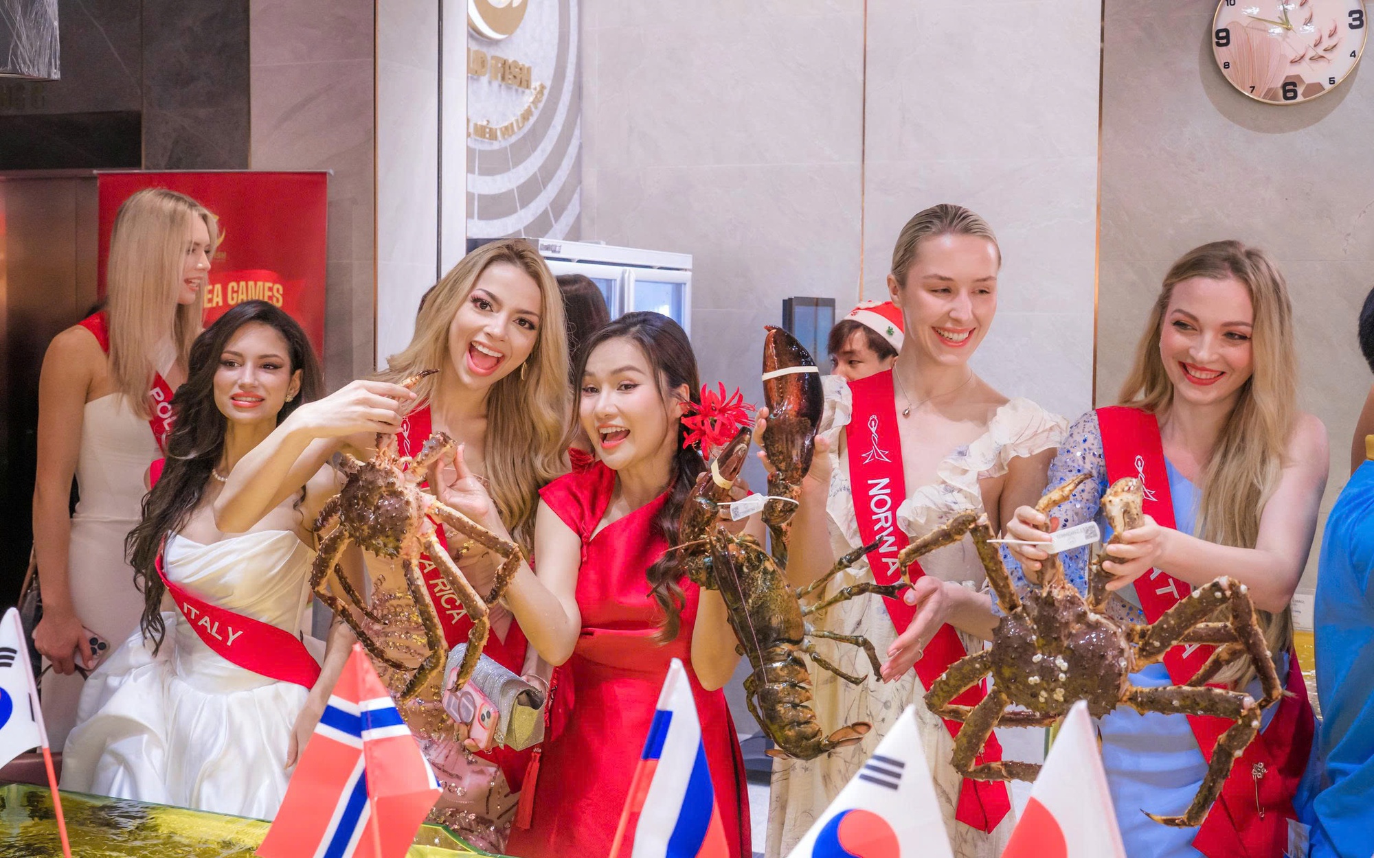Dàn thí sinh Miss Charm mê đắm khi thưởng thức hải sản cao cấp tại nhà hàng Gold Fish