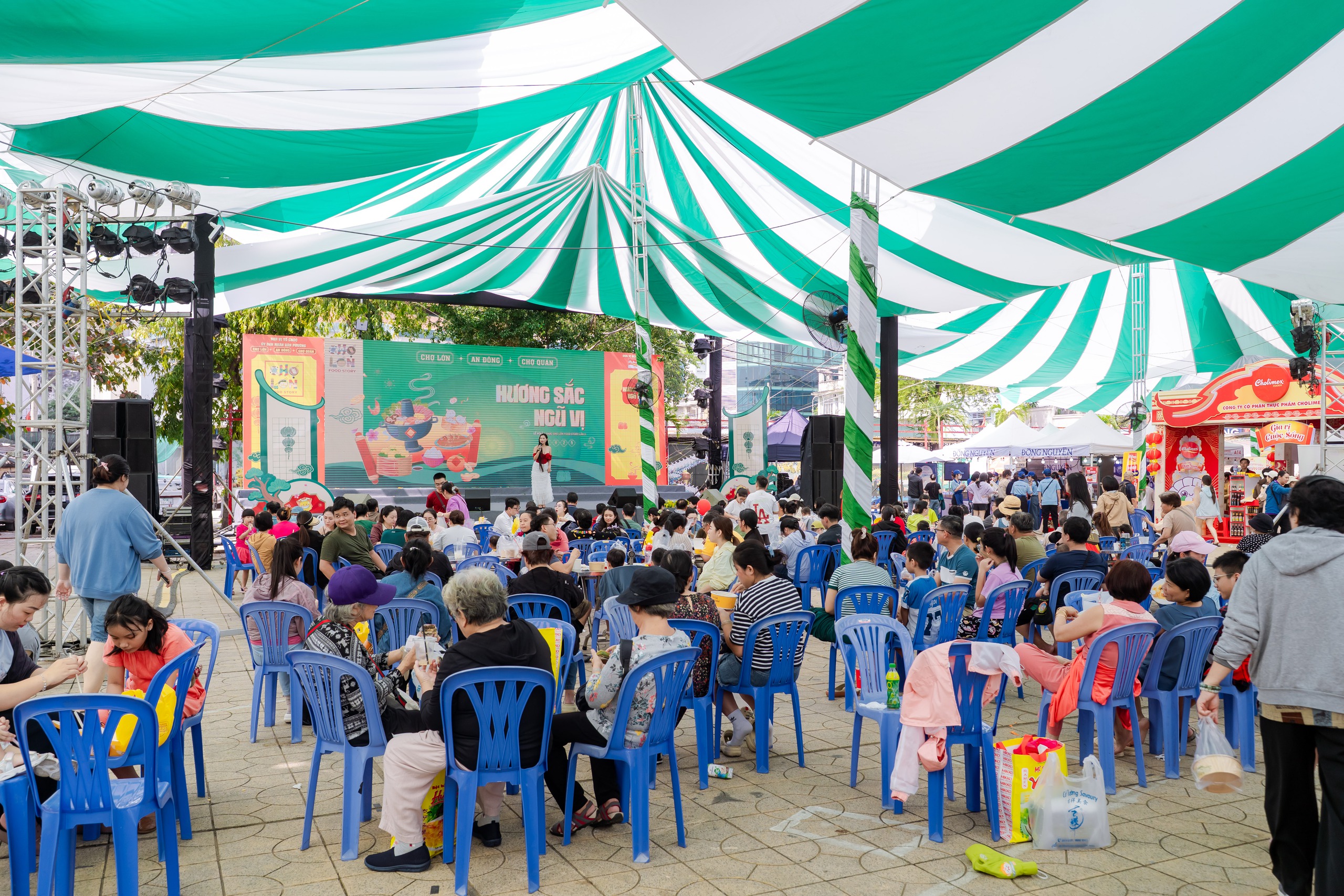 VIDEO: Hơn 300 m&oacute;n ngon "Hương Sắc Ngũ Vị" hội tụ tại Lễ hội Ẩm thực Chợ Lớn - Food Story 2025 - Ảnh 1.