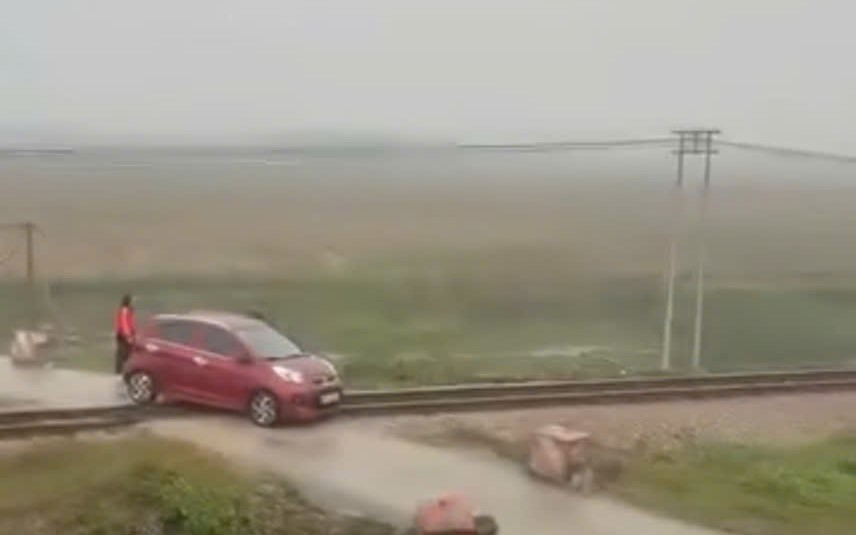 VIDEO: Thót tim cảnh ô tô mắc kẹt trên đường ray khi đoàn tàu hỏa đang lao tới