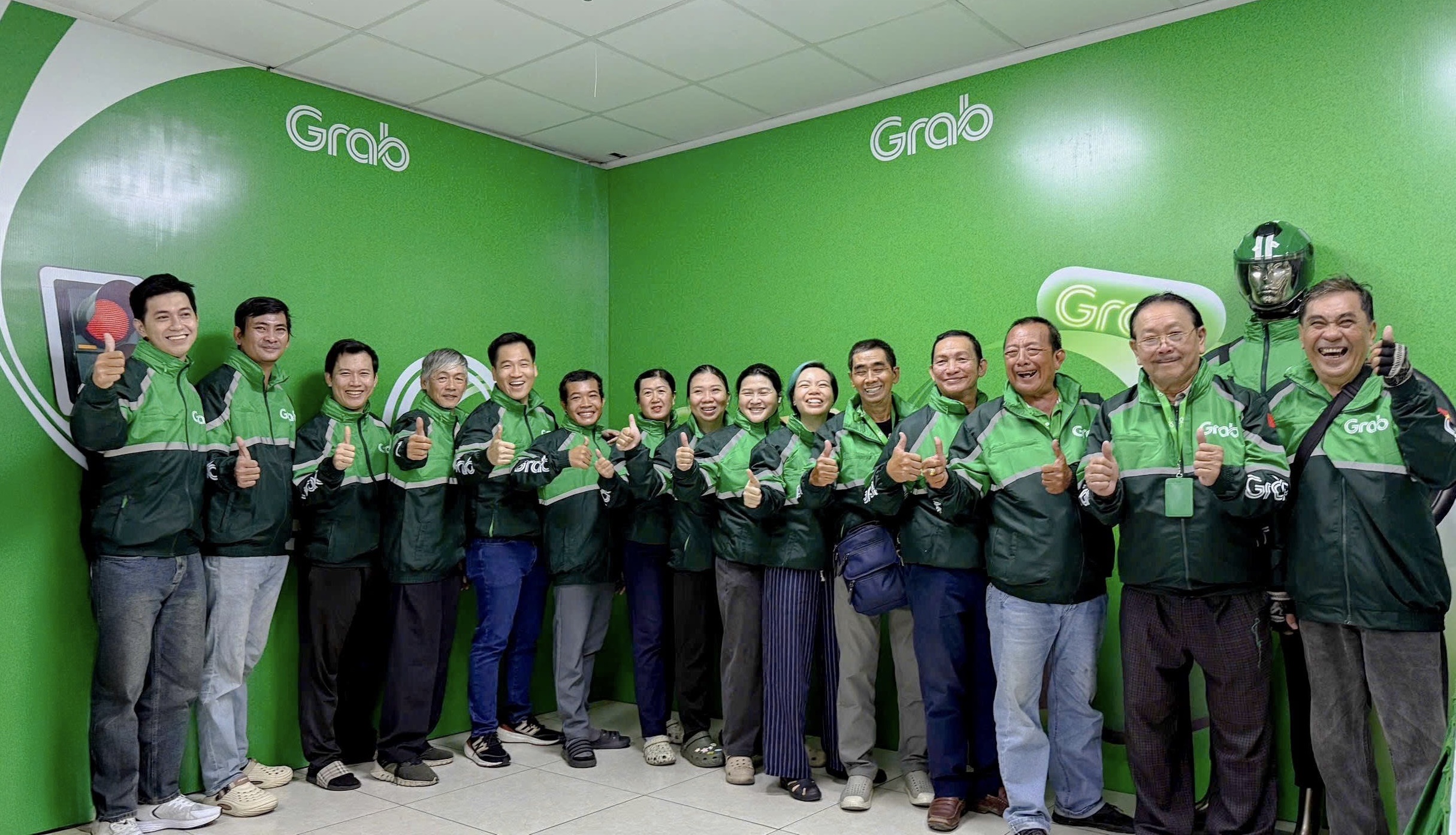 Grab tặng hơn 40.000 đồng phục mới cho đối t&aacute;c t&agrave;i xế - Ảnh 1.