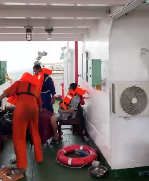 Cứu nạn thành công 13 thuyền viên Việt Nam trên tàu KAYO ở Malaysia - Ảnh 1.