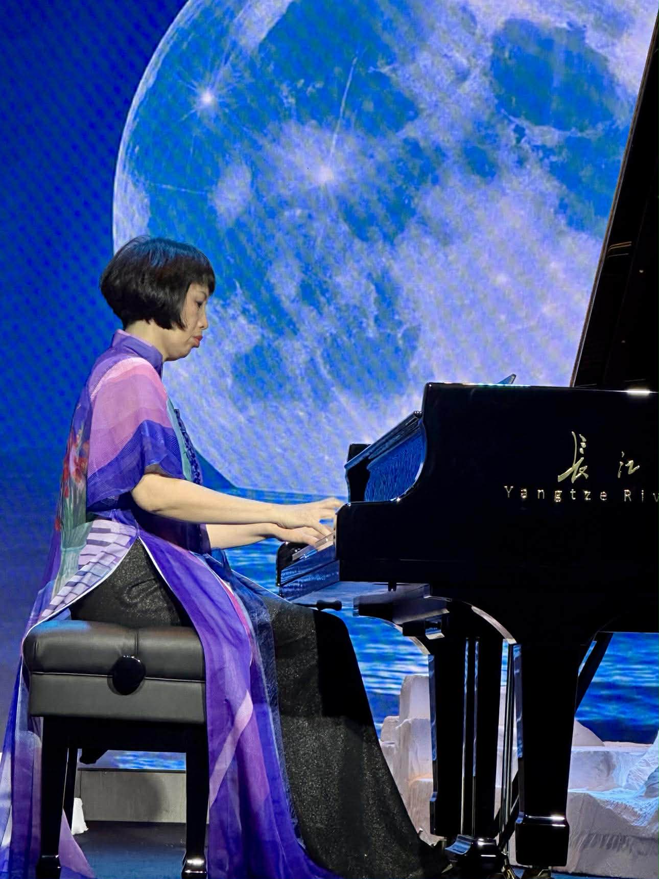 Nghệ sĩ B&iacute;ch Tr&agrave; mang y&ecirc;u thương đến đ&ecirc;m nhạc "Tia s&aacute;ng từ một mặt trời mới" - Ảnh 1.