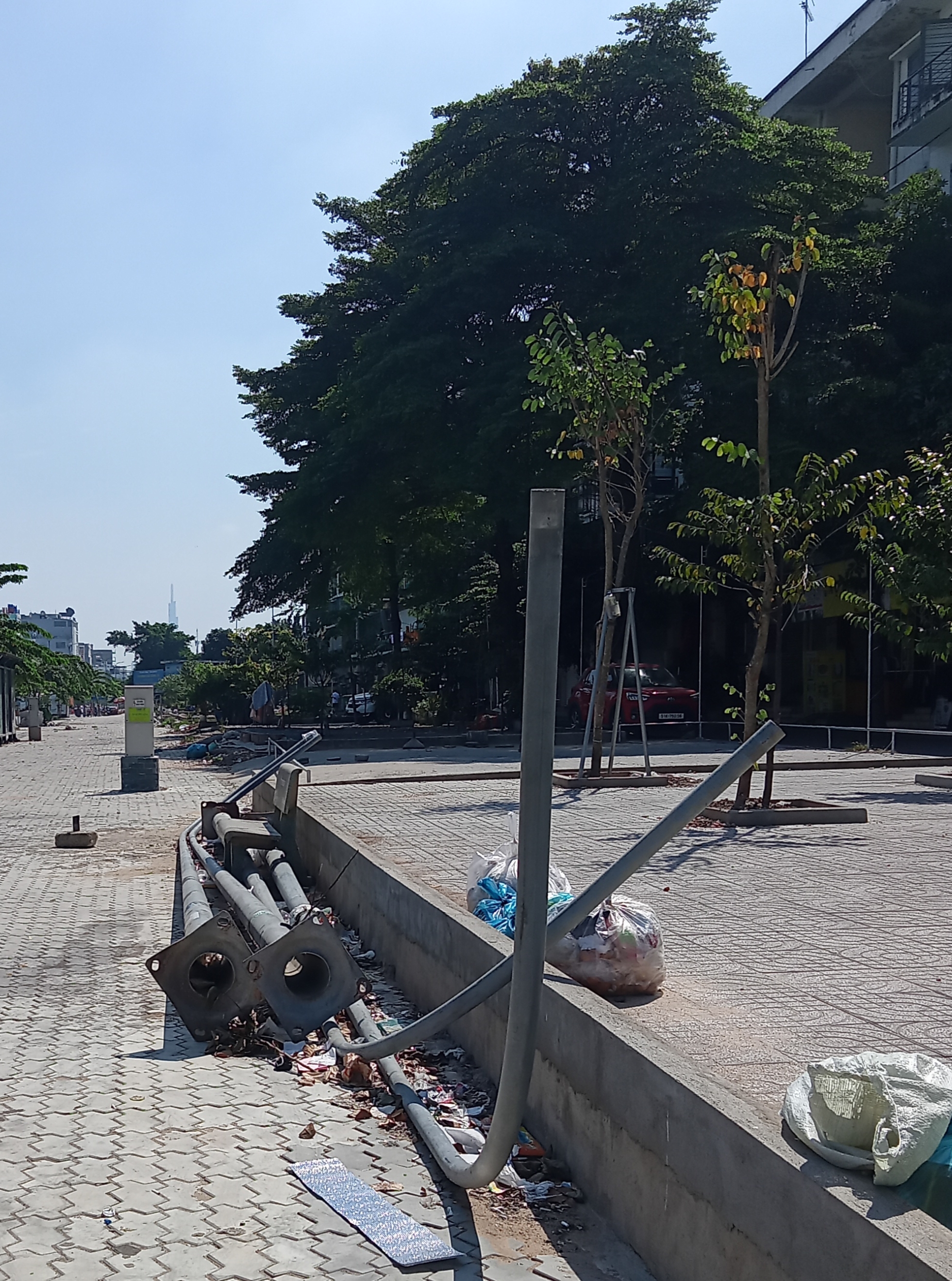 Vỉa hè ngổn ngang cột đèn - Ảnh 1.