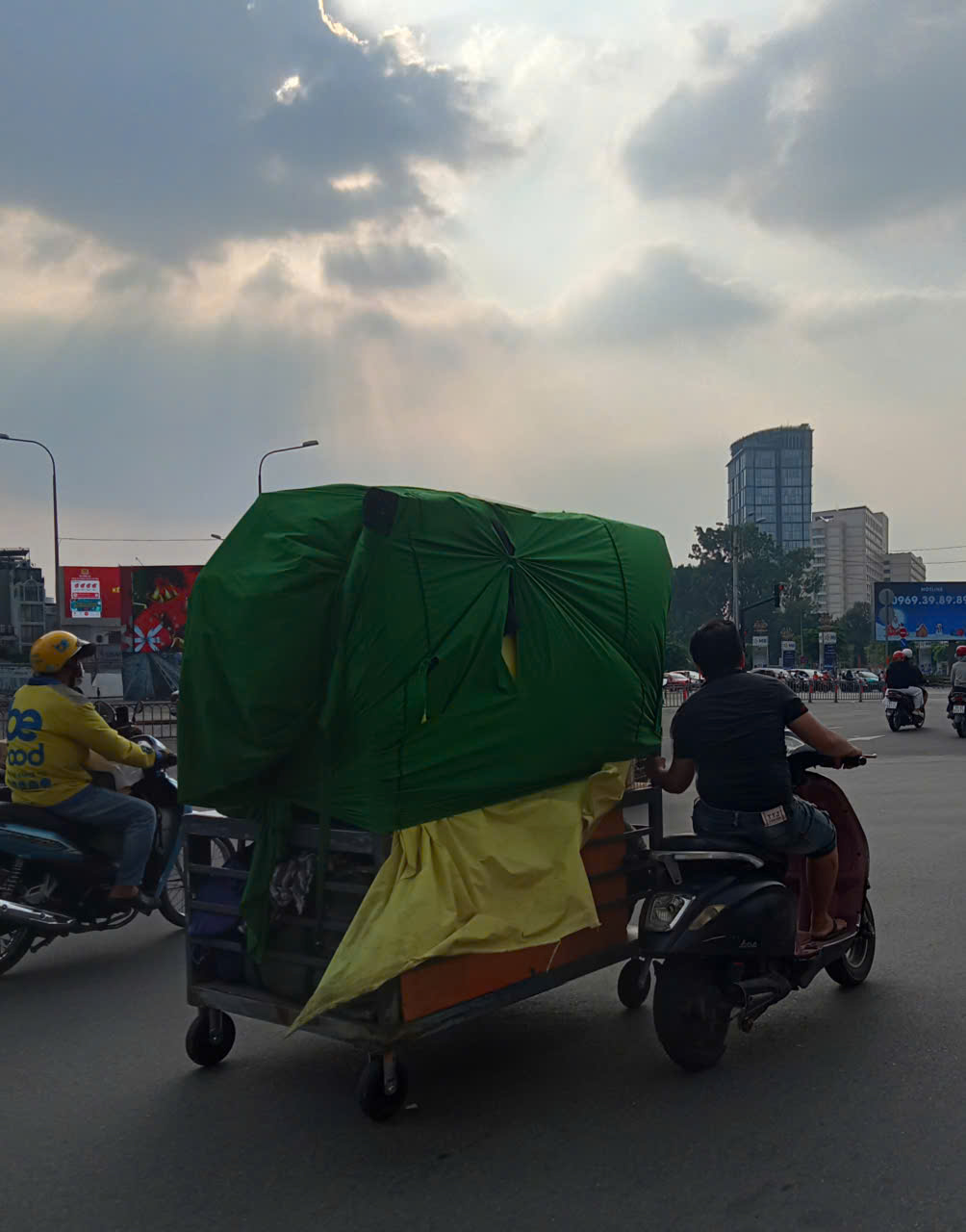 "Làm xiếc" giữa trung tâm thành phố - Ảnh 1.