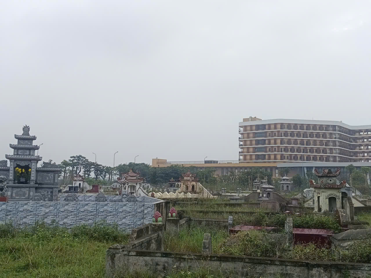 Bệnh viện Ung bướu Nghệ An sát nghĩa trang: Ám ảnh cho bệnh nhân - Ảnh 5.